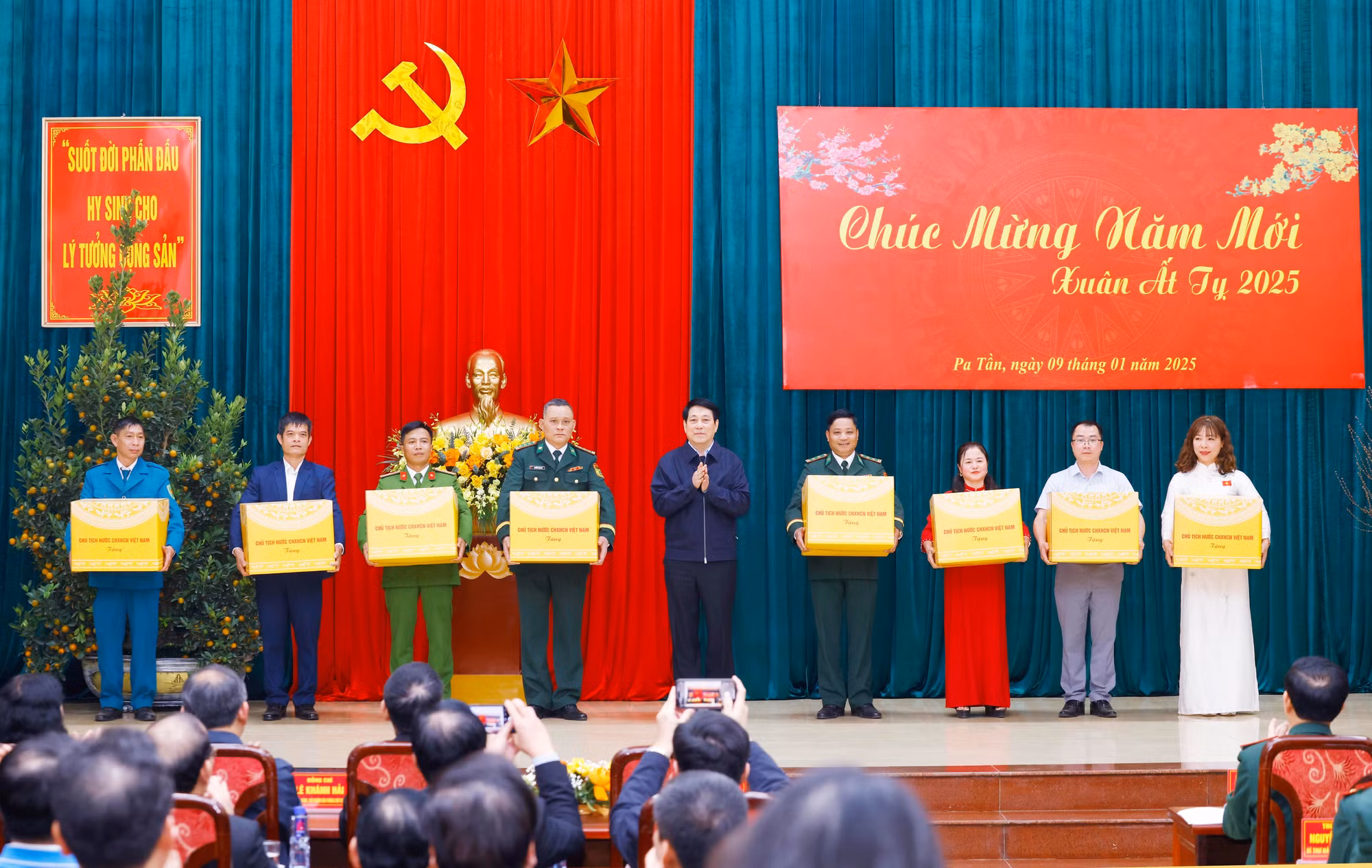potal-chu-tich-nuoc-luong-cuong-tham-chuc-tet-nguoi-dan-huyen-sin-ho-tinh-lai-chau-7798743.jpg