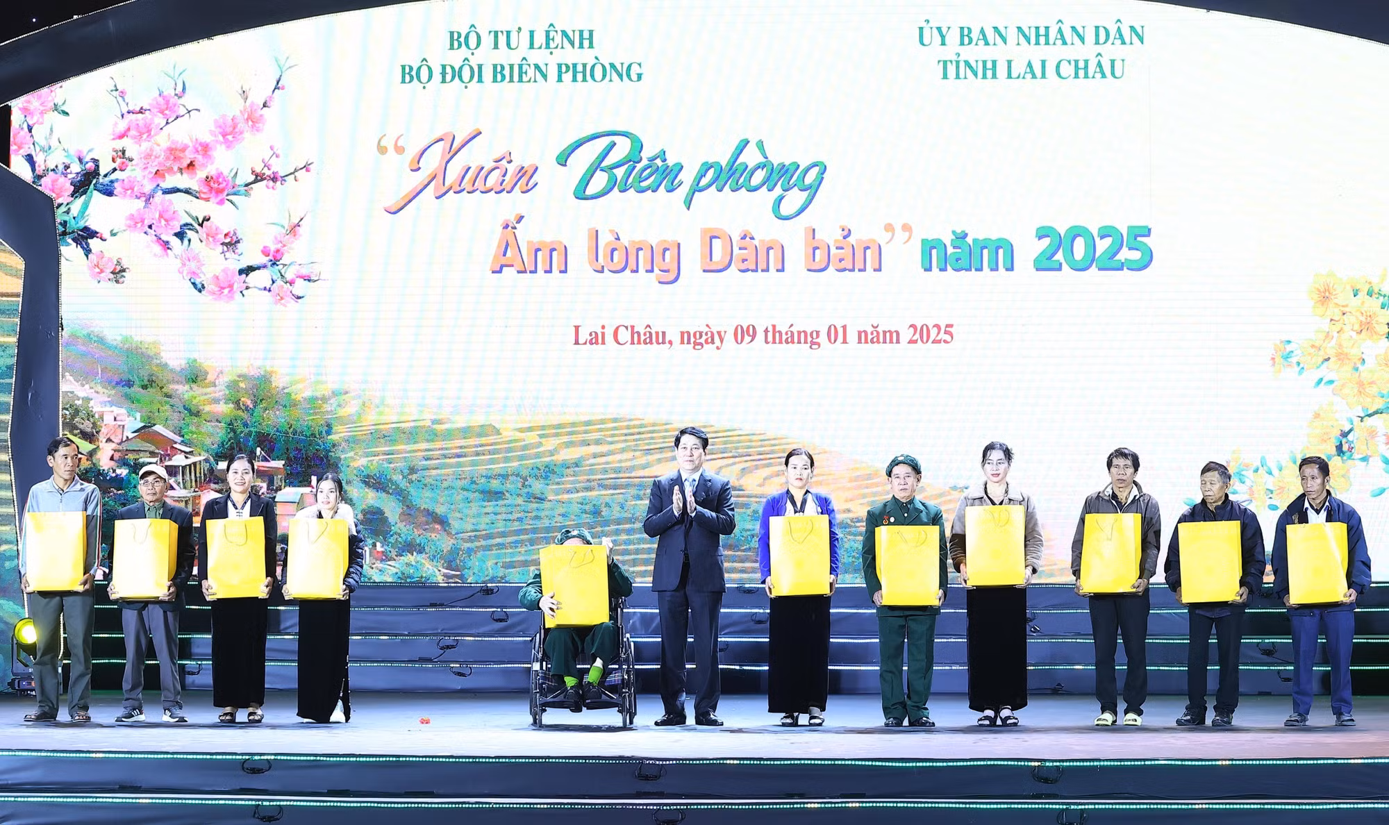 potal-chu-tich-nuoc-du-chuong-trinh-xuan-bien-phong-am-long-dan-ban-nam-2025-7799107.jpg