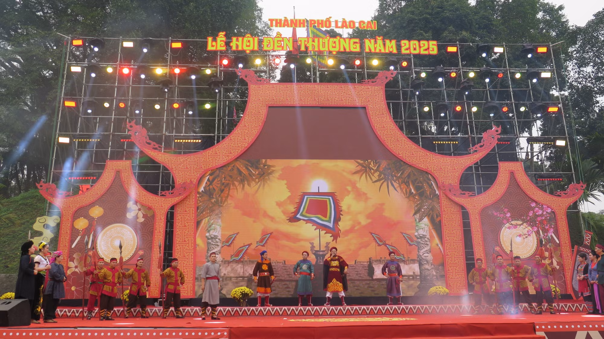 potal-lao-cai-khai-hoi-den-thuong-xuan-at-ty-7852265.jpg