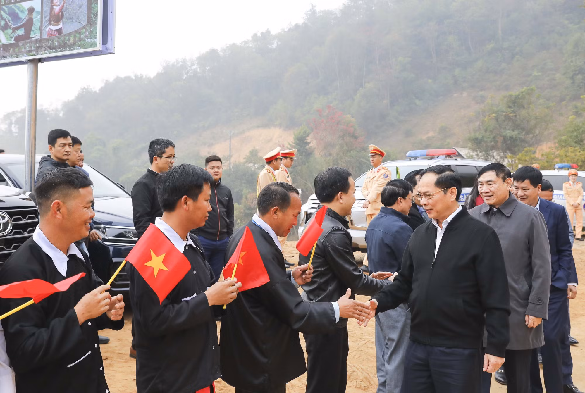 potal-pho-thu-tuong-bo-truong-ngoai-giao-bui-thanh-son-du-le-dong-dien-tai-huyen-muong-ang-dien-bien-7821073.jpg