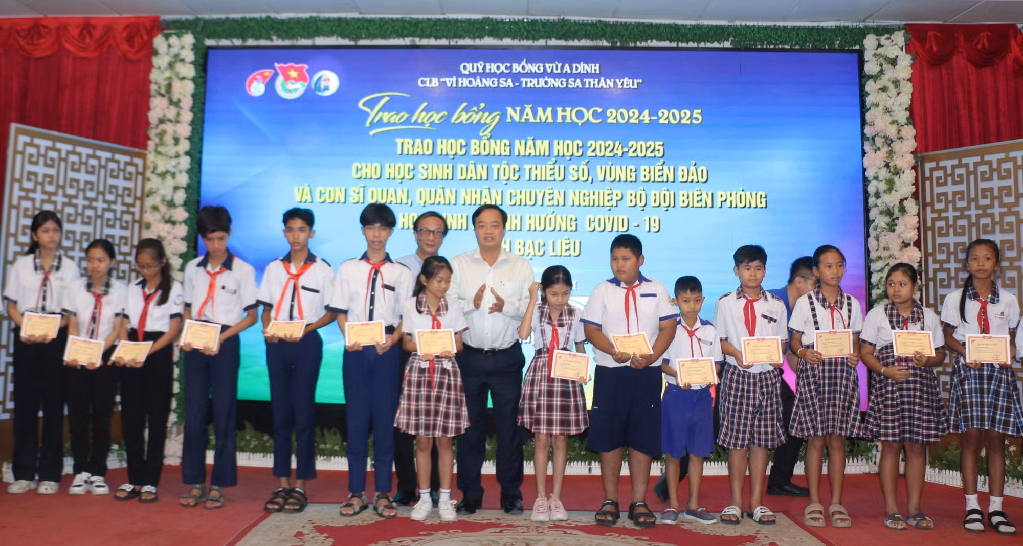 potal-trao-hoc-bong-vu-a-dinh-clb-vi-hoang-sa-truong-sa-than-yeu-nam-hoc-2024-2025-tai-bac-lieu-7932435.jpg