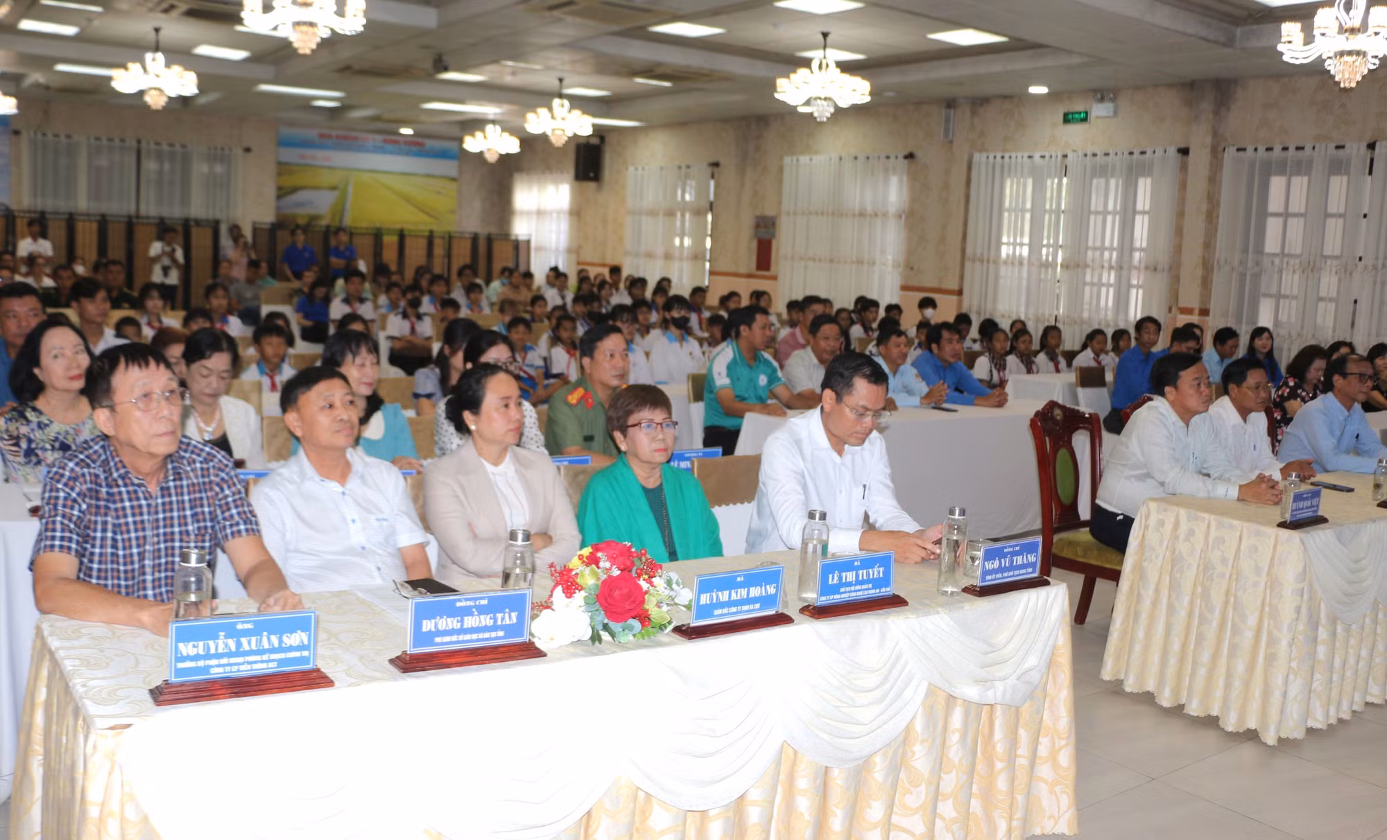 potal-trao-hoc-bong-vu-a-dinh-clb-vi-hoang-sa-truong-sa-than-yeu-nam-hoc-2024-2025-tai-bac-lieu-7932437.jpg