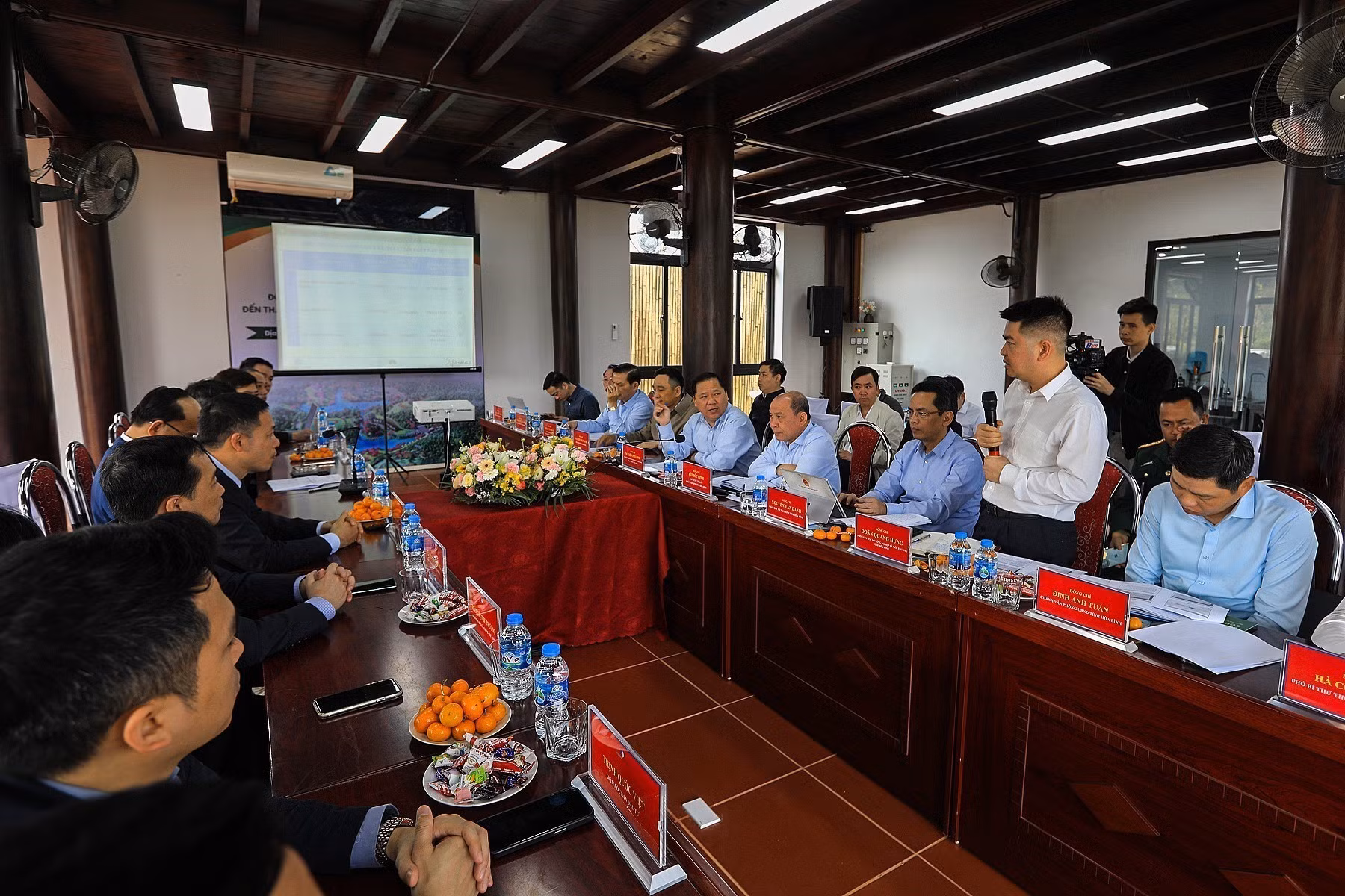 potal-hoa-binh-kiem-tra-tien-do-xoa-nha-tam-nha-dot-nat-va-du-an-khu-nong-nghiep-cong-nghe-cao-7924378.jpg