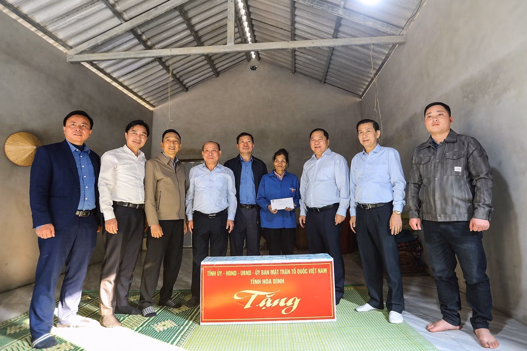 potal-hoa-binh-kiem-tra-tien-do-xoa-nha-tam-nha-dot-nat-va-du-an-khu-nong-nghiep-cong-nghe-cao-7924373.jpg