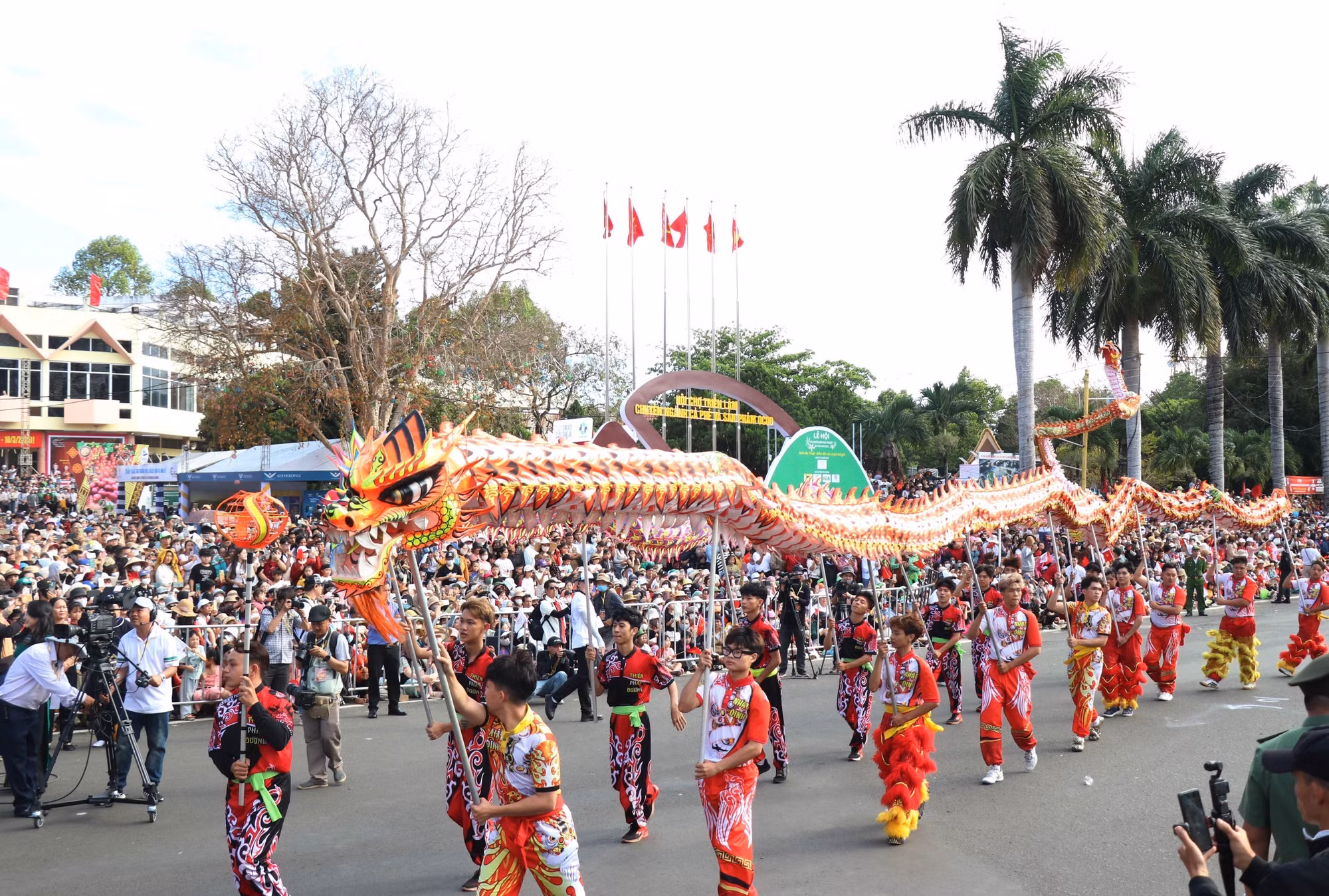 potal-le-hoi-duong-pho-buon-ma-thuot-ruc-ro-nhieu-sac-mau-7904974.jpg