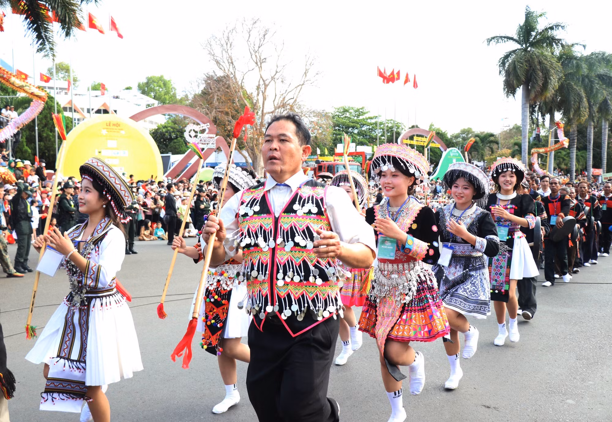 potal-le-hoi-duong-pho-buon-ma-thuot-ruc-ro-sac-mau-7905000.jpg