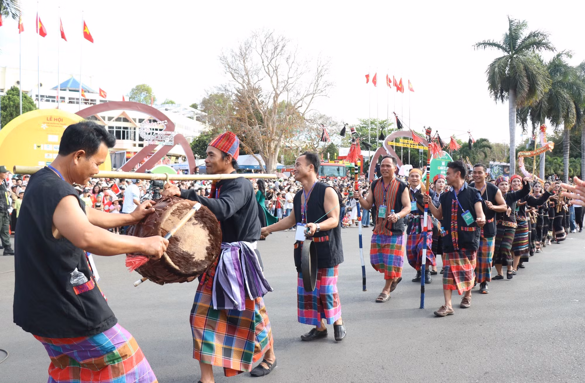 potal-le-hoi-duong-pho-buon-ma-thuot-ruc-ro-sac-mau-7904995.jpg