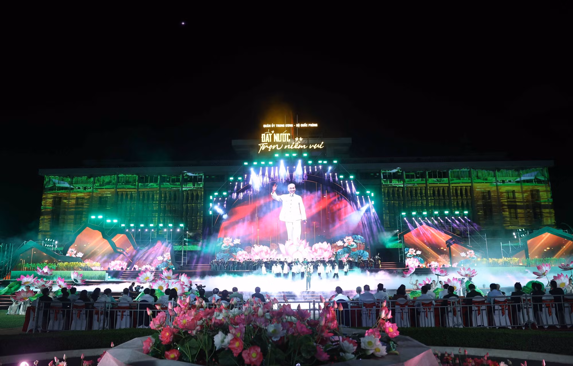 potal-50-nam-thong-nhat-dat-nuoc-tong-bi-thu-to-lam-du-chuong-trinh-nghe-thuat-dat-nuoc-tron-niem-vui-7984344.jpg