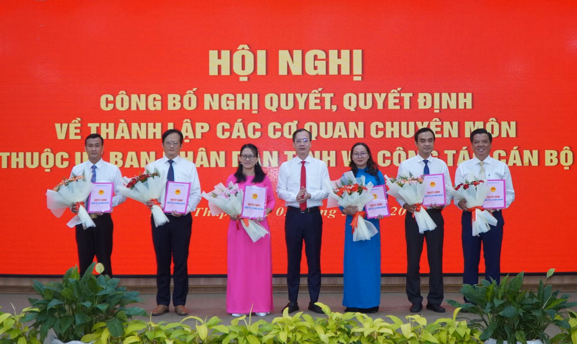 potal-dong-thap-cong-bo-cac-quyet-dinh-ve-to-chuc-bo-may-va-cong-tac-can-bo-7883746.jpg