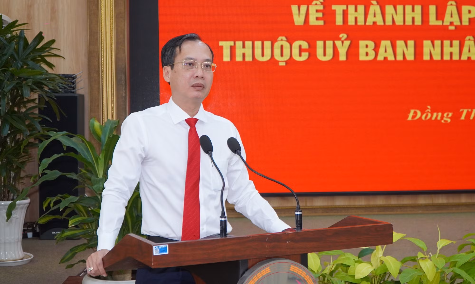 potal-dong-thap-cong-bo-cac-quyet-dinh-ve-to-chuc-bo-may-va-cong-tac-can-bo-7883747.jpg