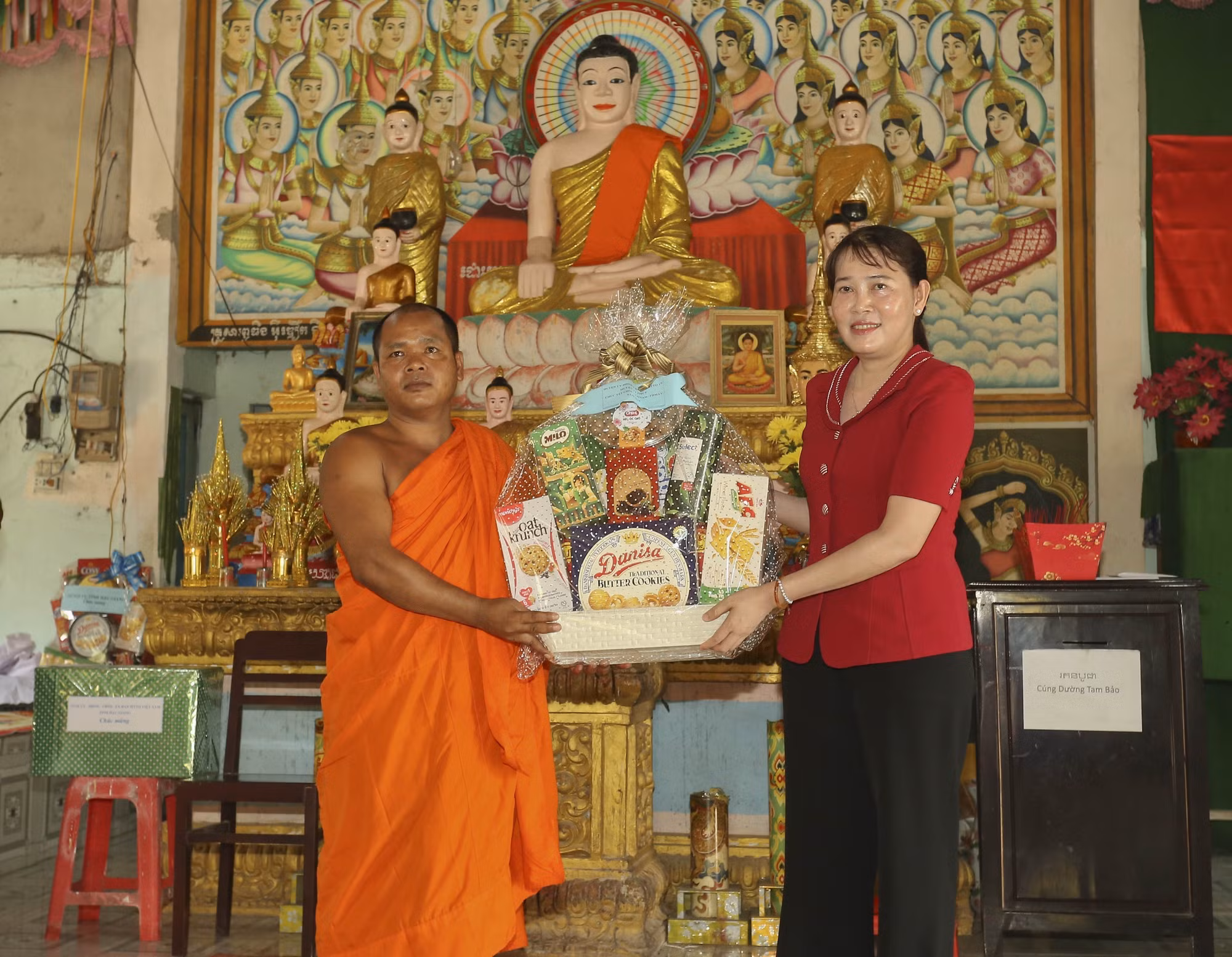Bà Hồ Thu Ánh, Bí thư Huyện ủy Vị Thủy, tỉnh Hậu Giang tặng quà cho đại diện Chùa Ôchumprứcsa. Ảnh: Duy Khương – TTXVN