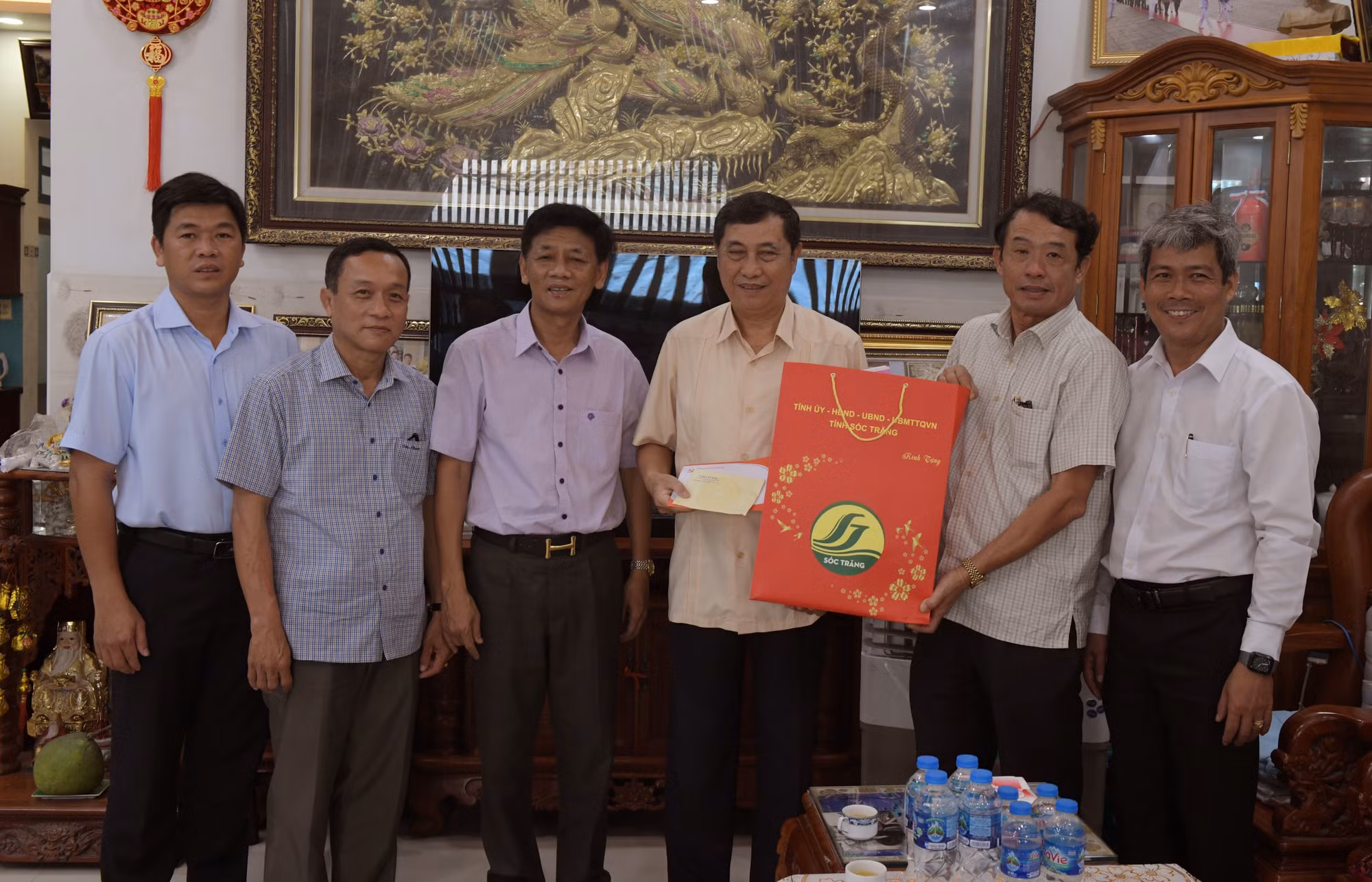 potal-tham-va-tang-qua-cac-vi-su-sai-gia-dinh-chinh-sach-nhan-dip-tet-chol-chnam-thmay-2025-7961706.jpg