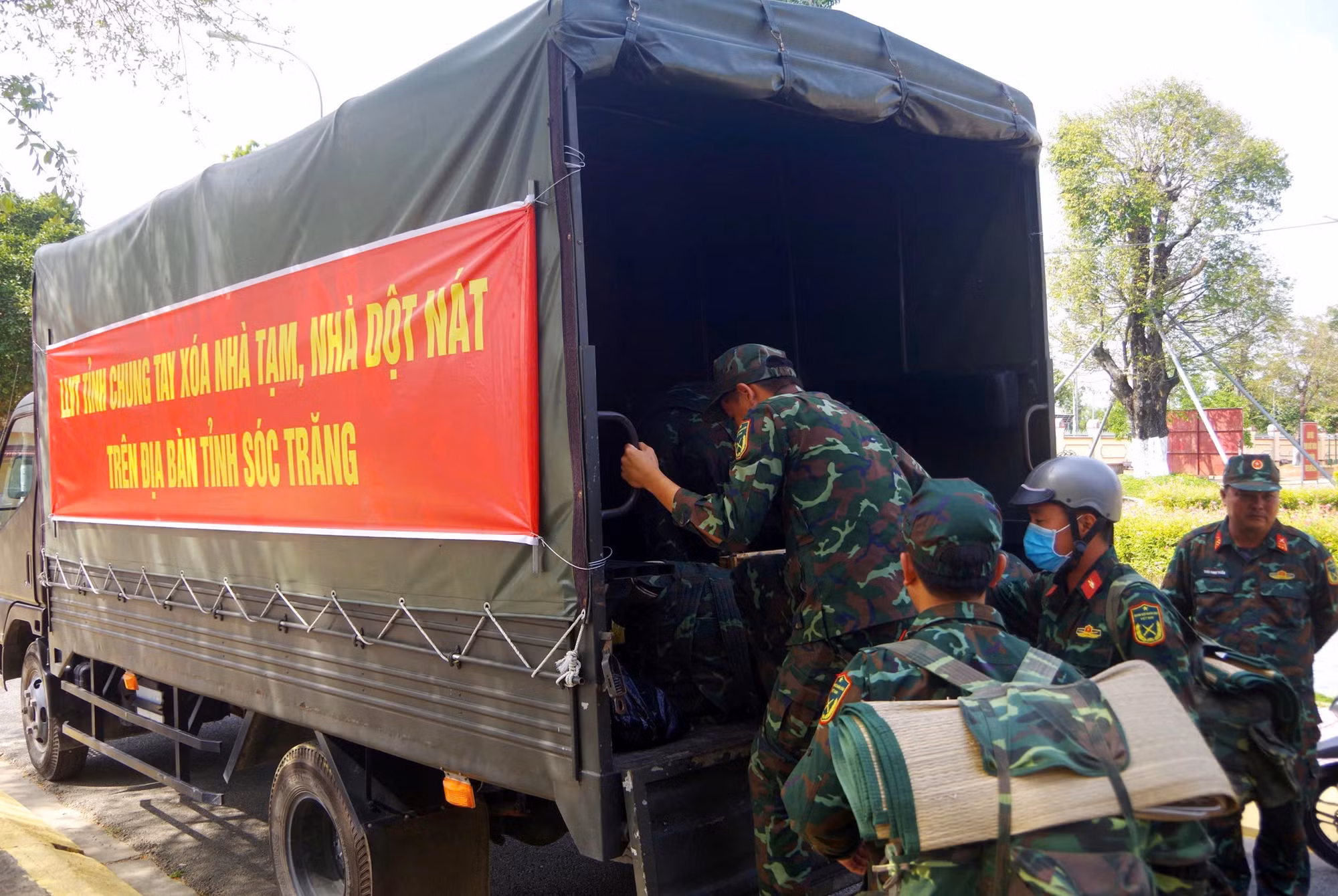 potal-luc-luong-vu-trang-soc-trang-giup-dan-xoa-nha-tam-nha-dot-nat-7849209-1.jpg