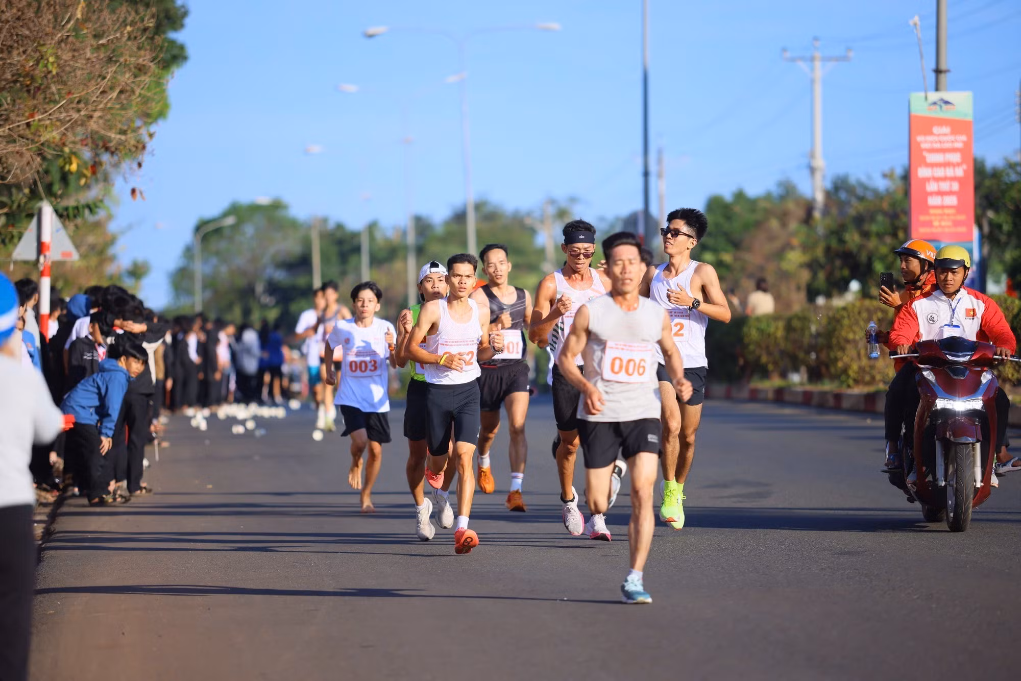 potal-hon-1700-van-dong-vien-tranh-tai-giai-vo-dich-quoc-gia-viet-da-leo-nui-chinh-phuc-dinh-cao-ba-ra-7792619.jpg