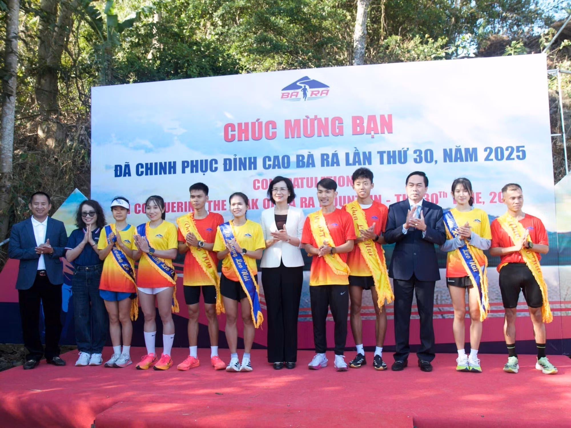 potal-hon-1700-van-dong-vien-tranh-tai-giai-vo-dich-quoc-gia-viet-da-leo-nui-chinh-phuc-dinh-cao-ba-ra-7792618.jpg