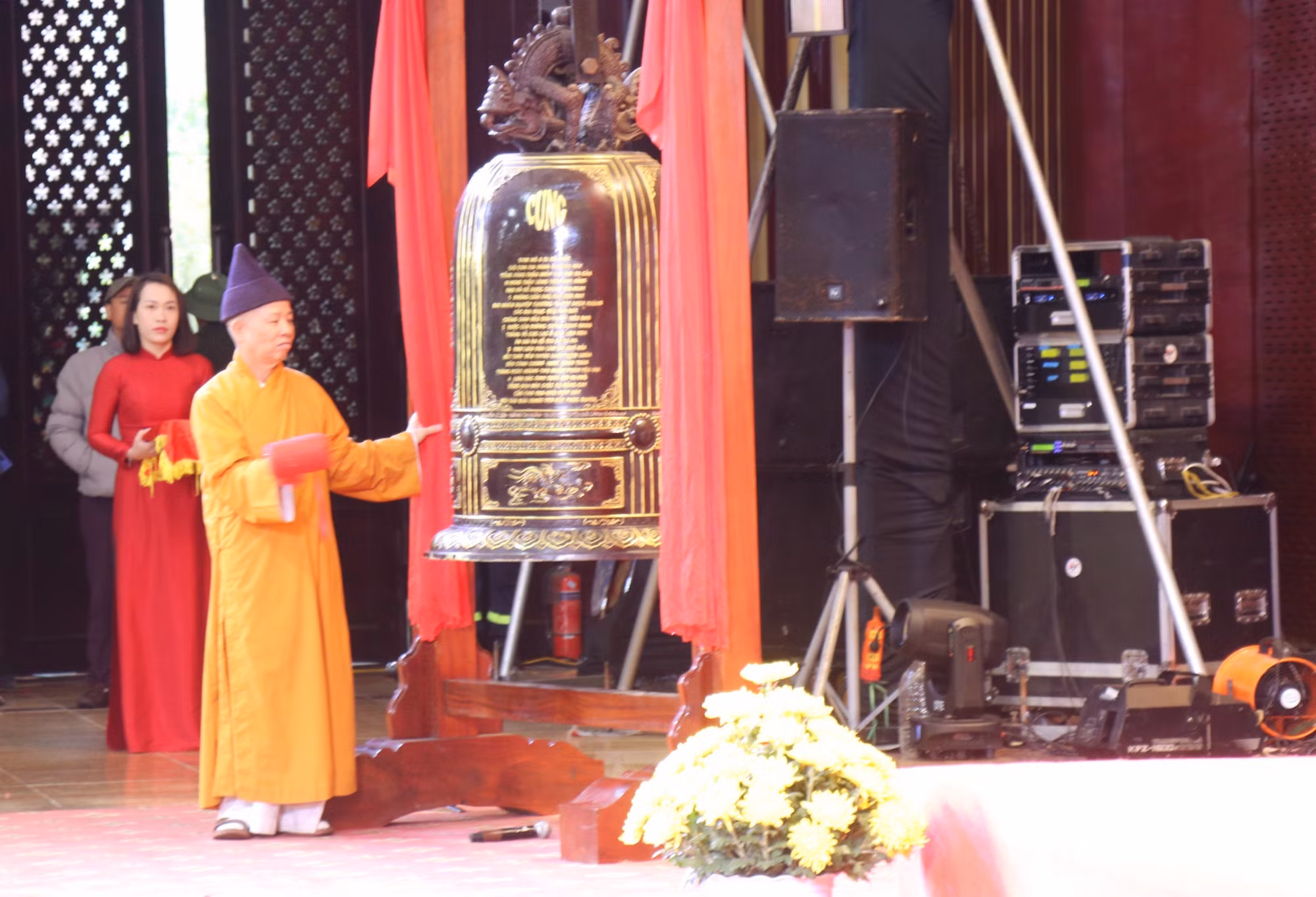 Nghi thức thỉnh chuông. Ảnh: Văn Đức - TTXVN