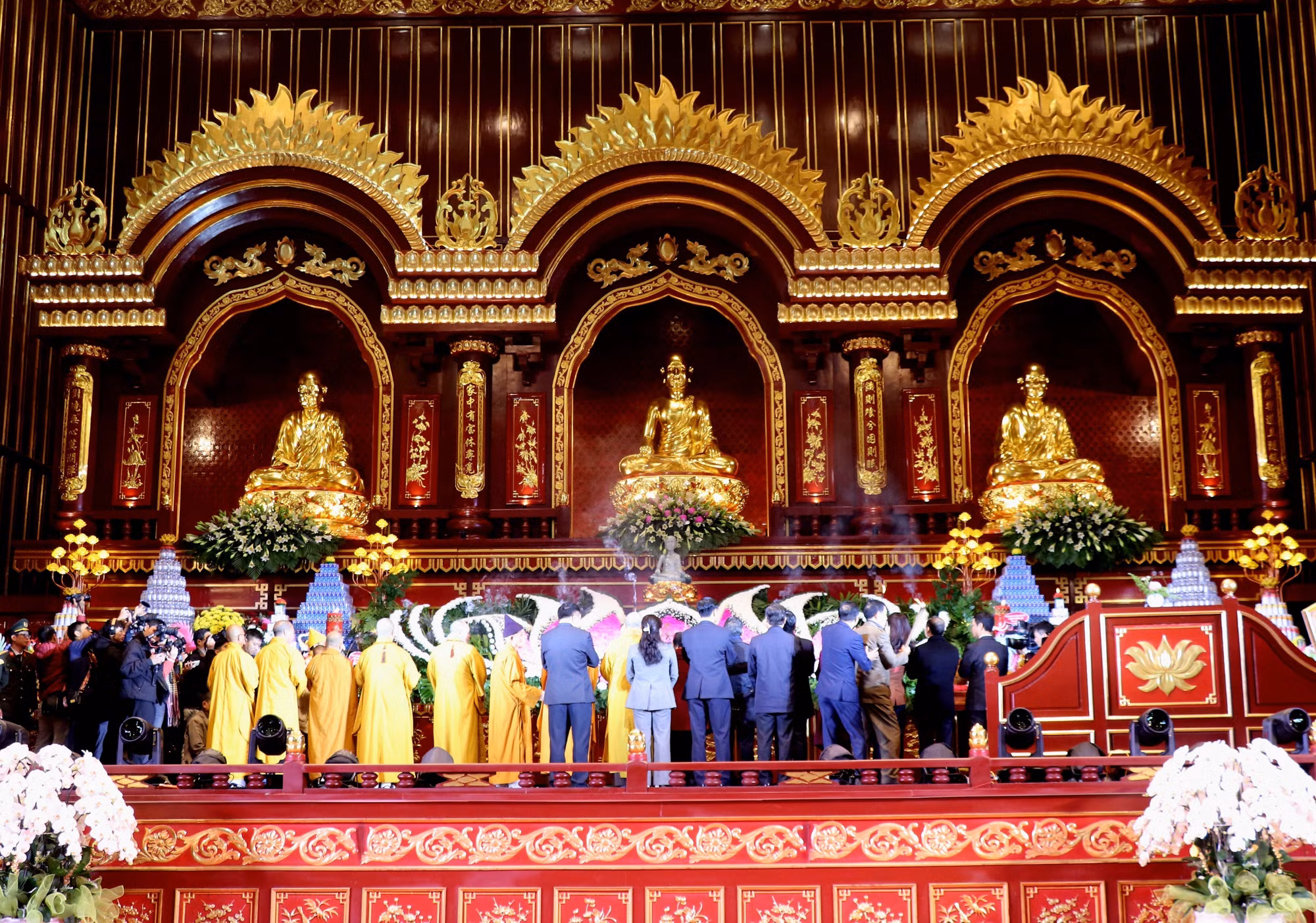 Lễ dâng hương. Ảnh: Văn Đức - TTXVN