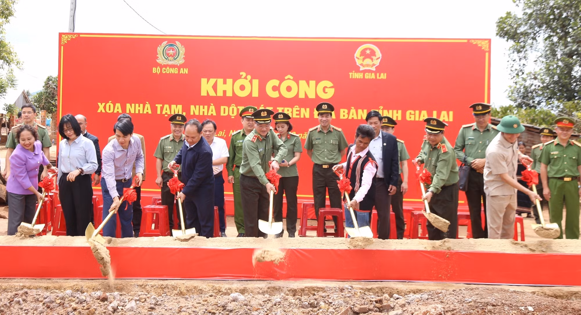 potal-bo-cong-an-chung-tay-xoa-nha-tam-dot-nat-voi-tinh-gia-lai-7872971-1.jpg
