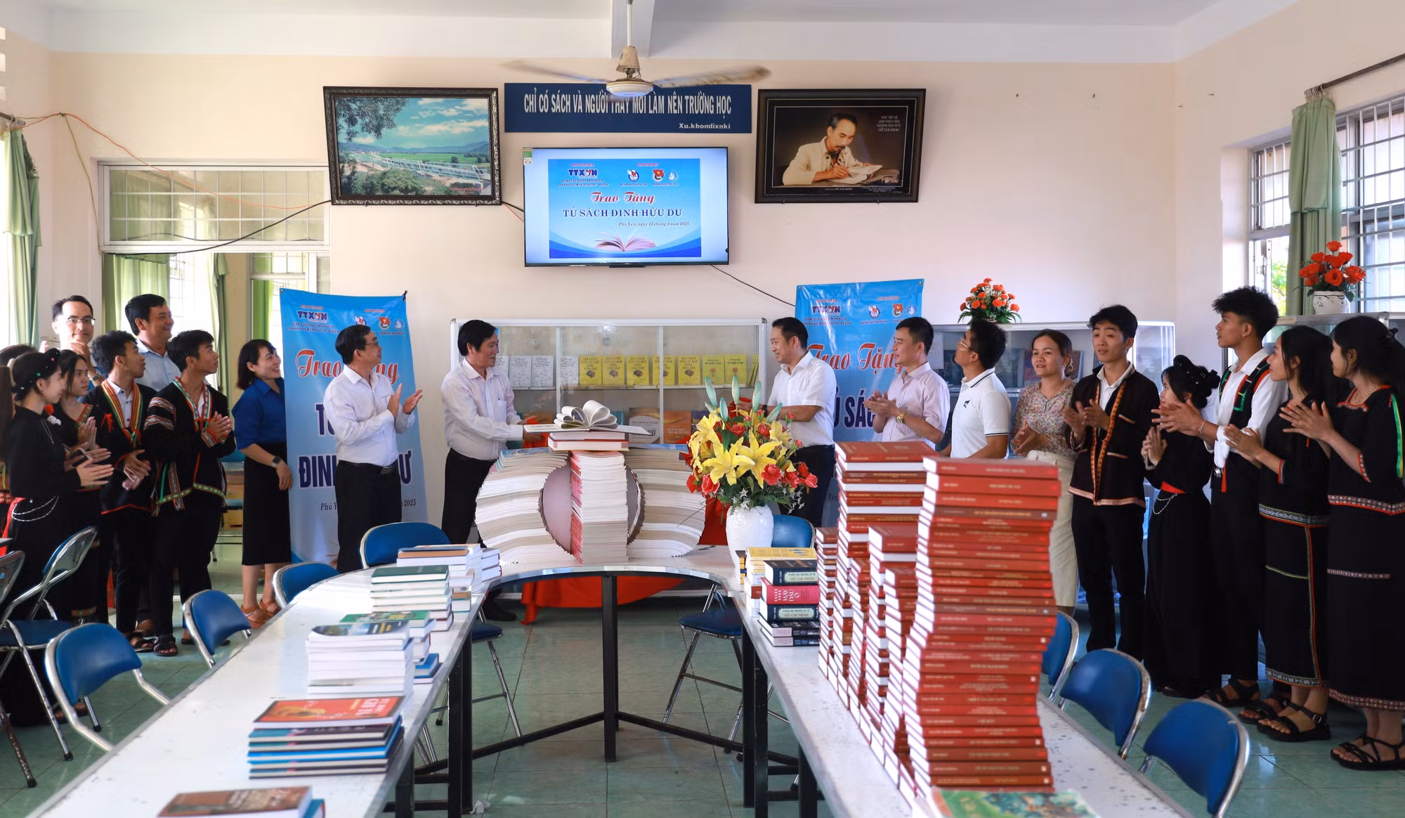 potal-trao-tang-tu-sach-dinh-huu-du-va-tuyen-truyen-phong-chong-tin-gia-tai-phu-yen-7914890.jpg