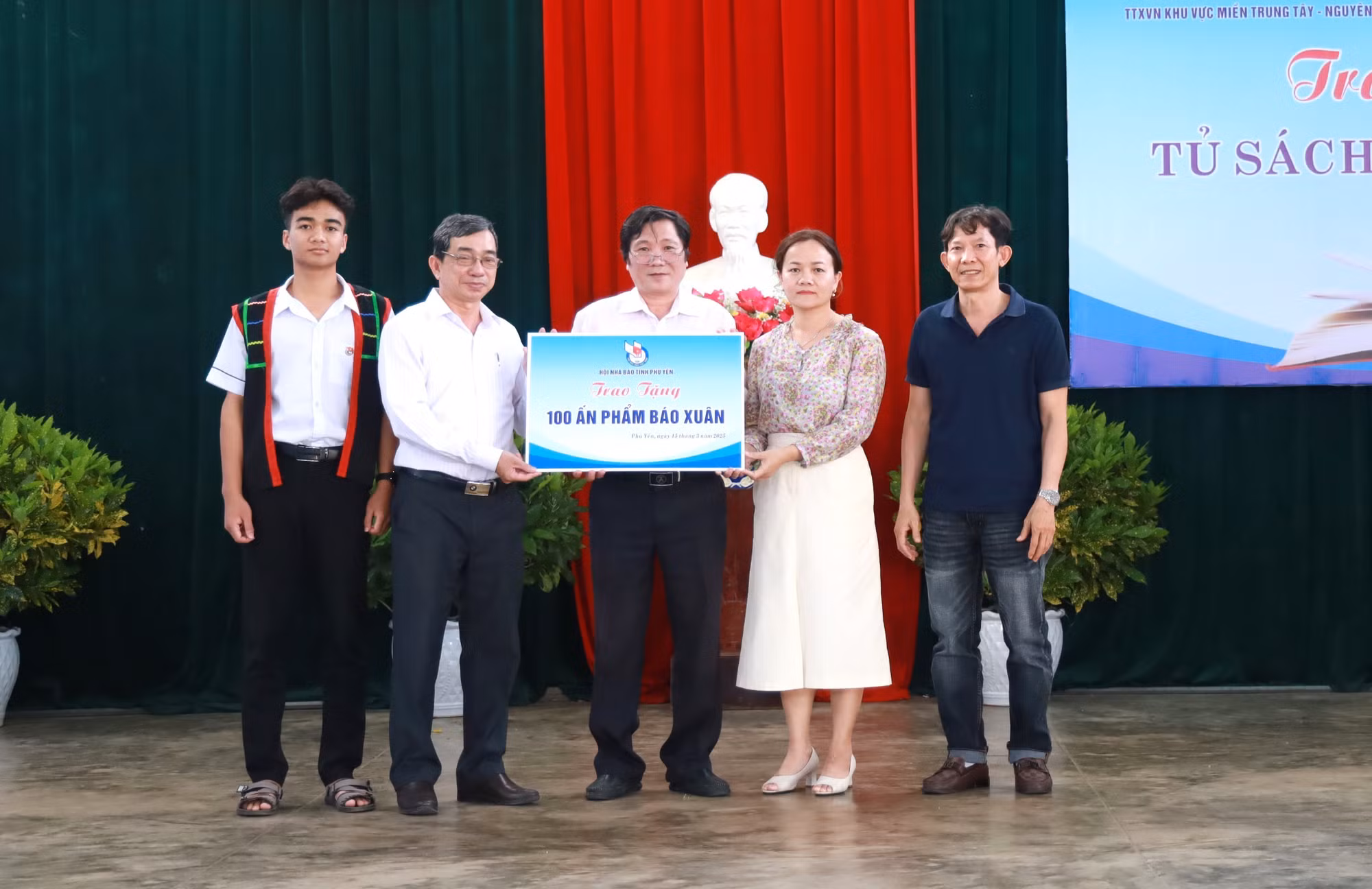 potal-trao-tang-tu-sach-dinh-huu-du-va-tuyen-truyen-phong-chong-tin-gia-tai-phu-yen-7914878.jpg