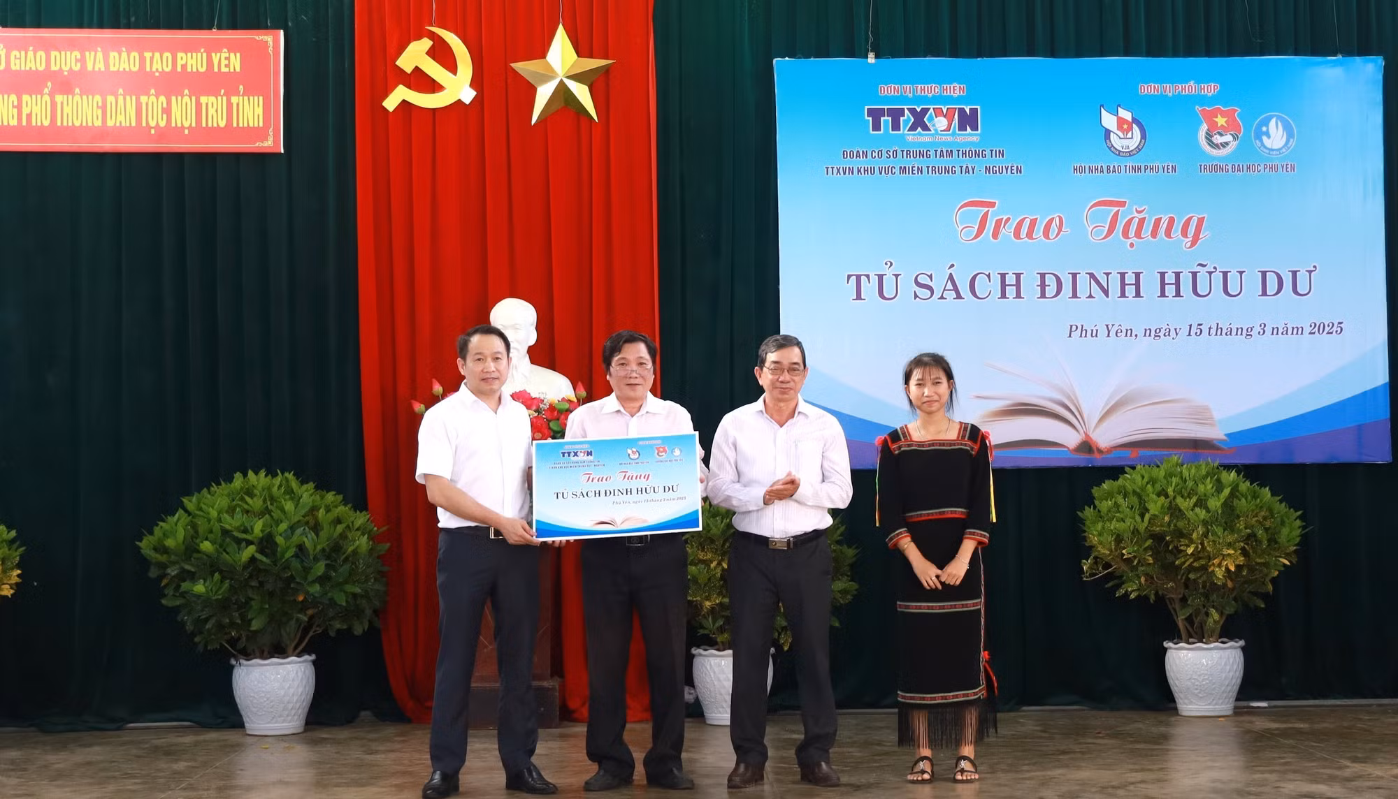 potal-trao-tang-tu-sach-dinh-huu-du-va-tuyen-truyen-phong-chong-tin-gia-tai-phu-yen-7914885.jpg
