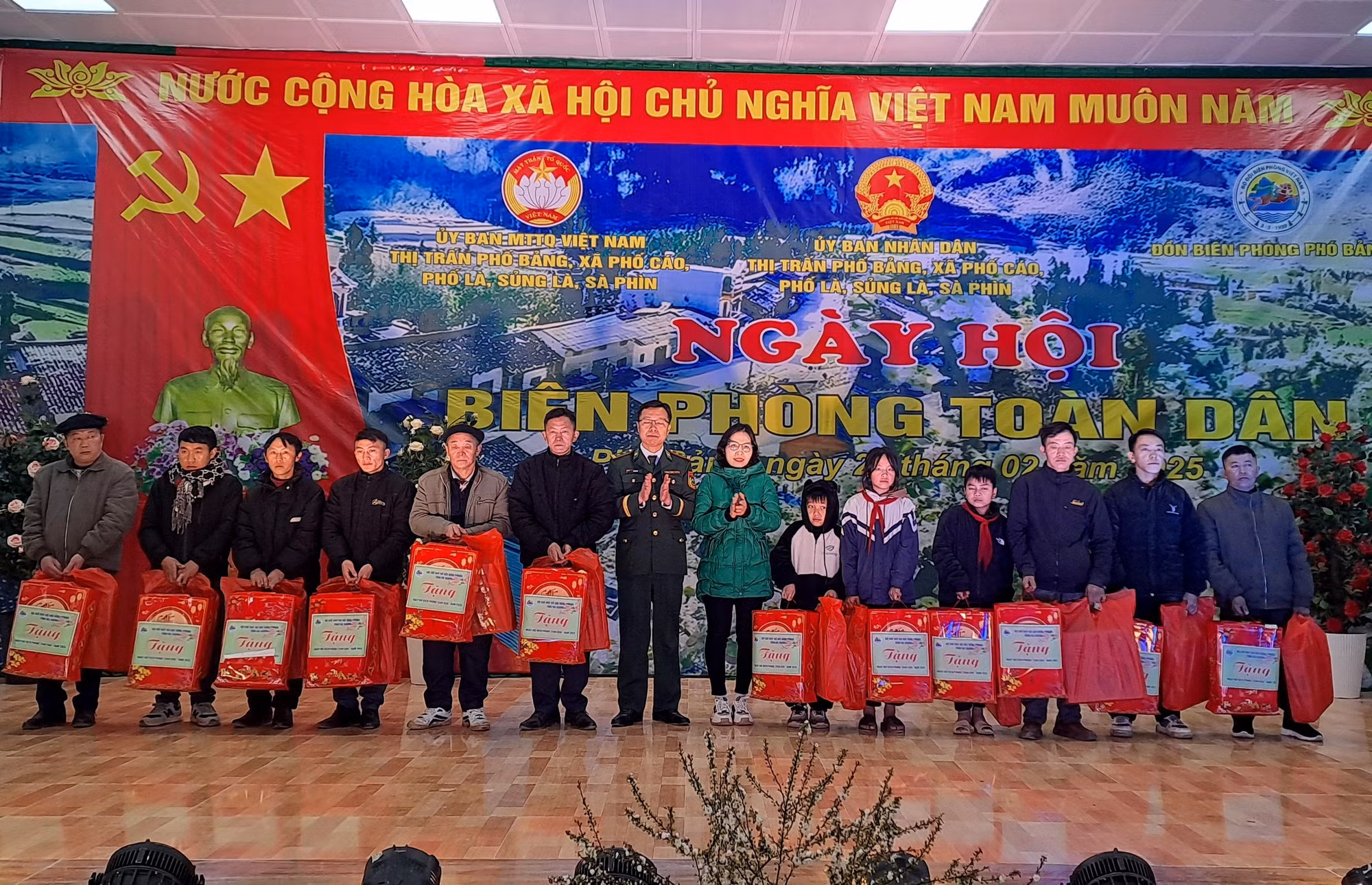 potal-soi-noi-ngay-hoi-bien-phong-toan-dan-2025-tren-cao-nguyen-da-dong-van-7873656.jpg