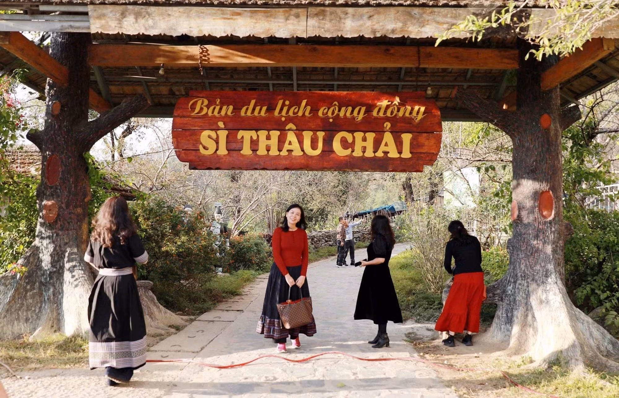 potal-ban-du-lich-cong-dong-si-thau-chai-dep-lung-linh-giua-nui-rung-tay-bac-7869613.jpg