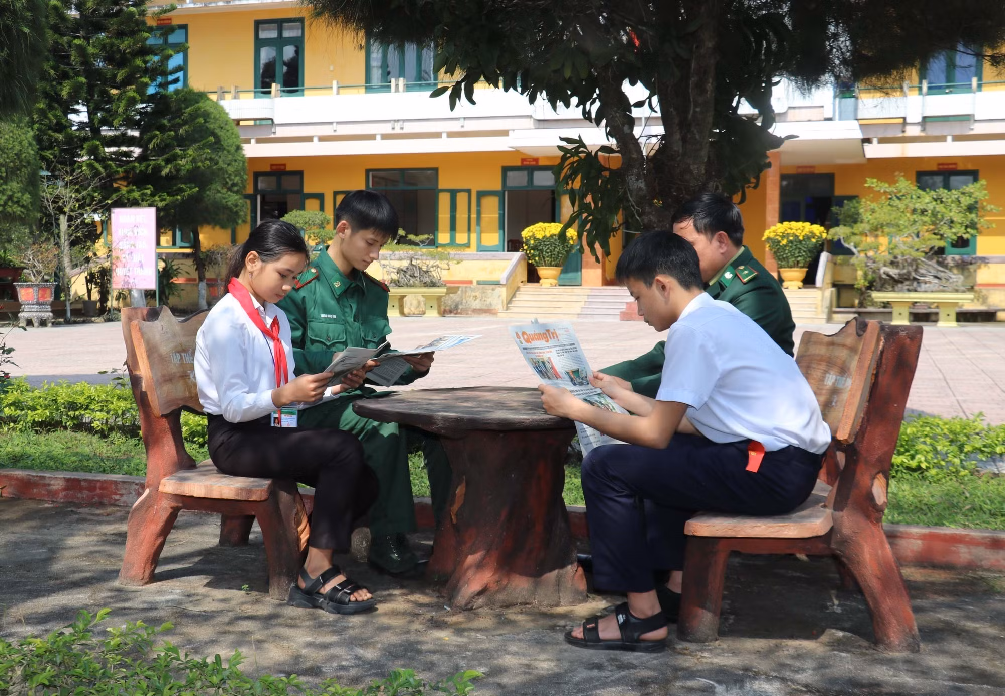 Các cán bộ, chiến sĩ Đồn Biên phòng Hải An luôn quan tâm, chú trọng đến đời sống tinh thần của các em trong mô hình "Con nuôi Biên phòng" và "Nâng bước em đến trường". Ảnh: Thanh Thuỷ-TTXVN