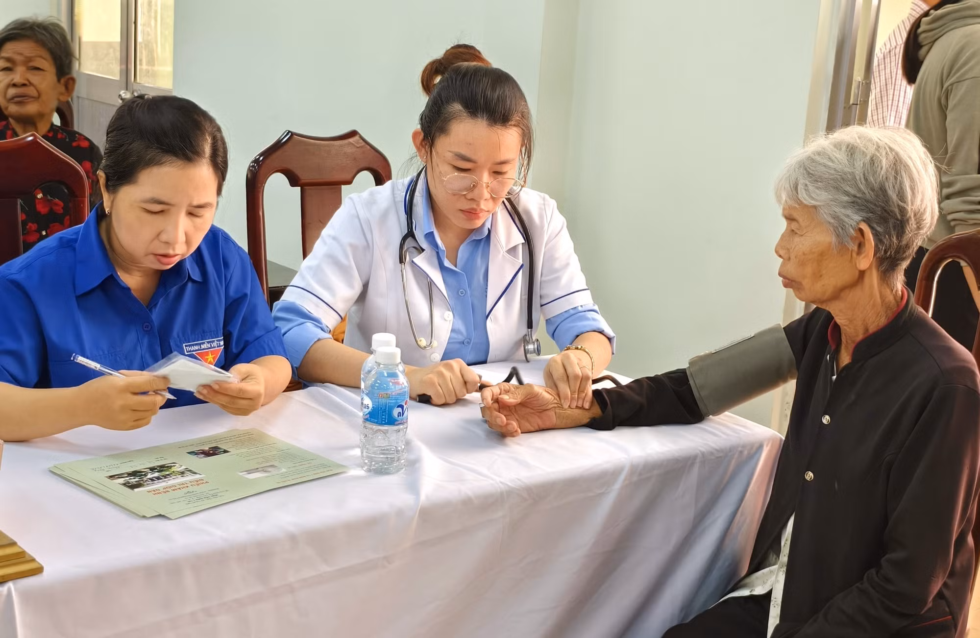 potal-kham-benh-cap-thuoc-mien-phi-cho-dong-bao-dan-toc-khmer-o-soc-trang-7768902.jpg