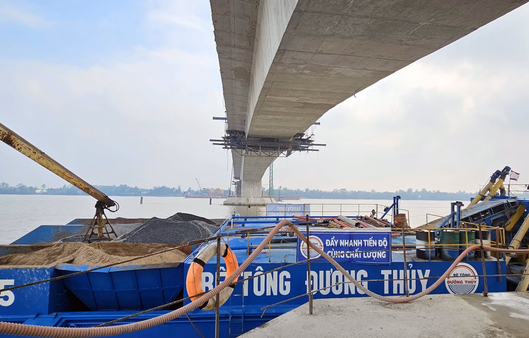 potal-hop-long-cau-dai-ngai-2-bac-qua-song-hau-7791119.jpg
