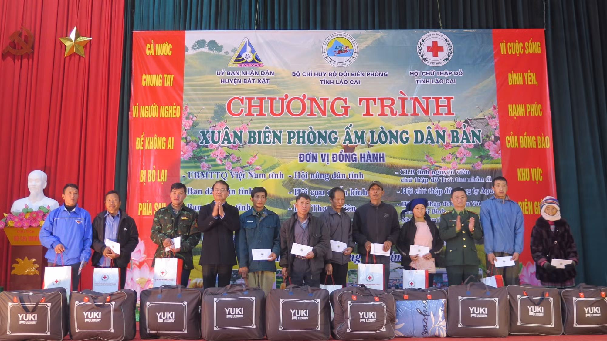 potal-xuan-bien-phong-am-long-dan-ban-mang-tet-som-den-vung-lu-a-lu-y-ty-7789417.jpg