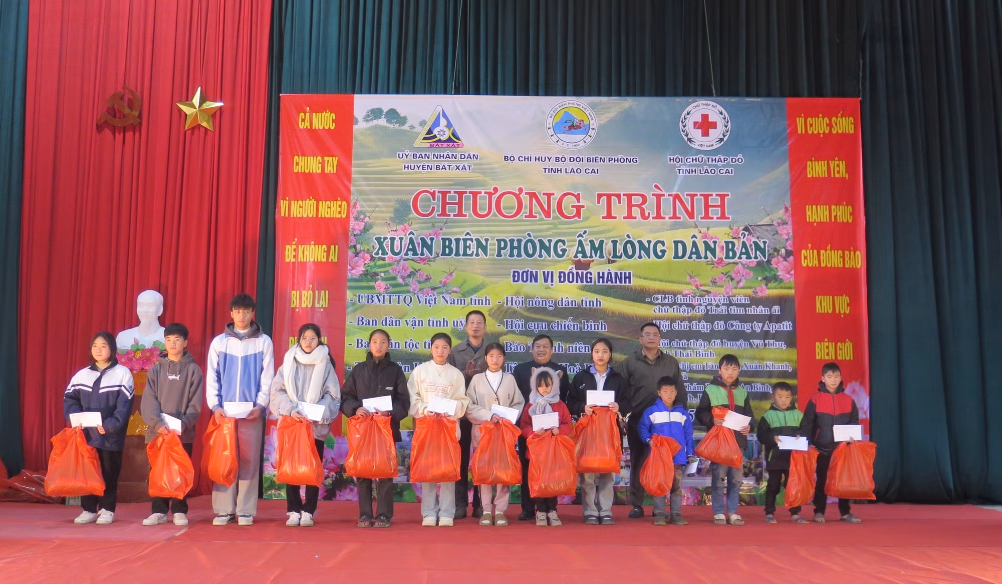 potal-xuan-bien-phong-am-long-dan-ban-mang-tet-som-den-vung-lu-a-lu-y-ty-7789419.jpg