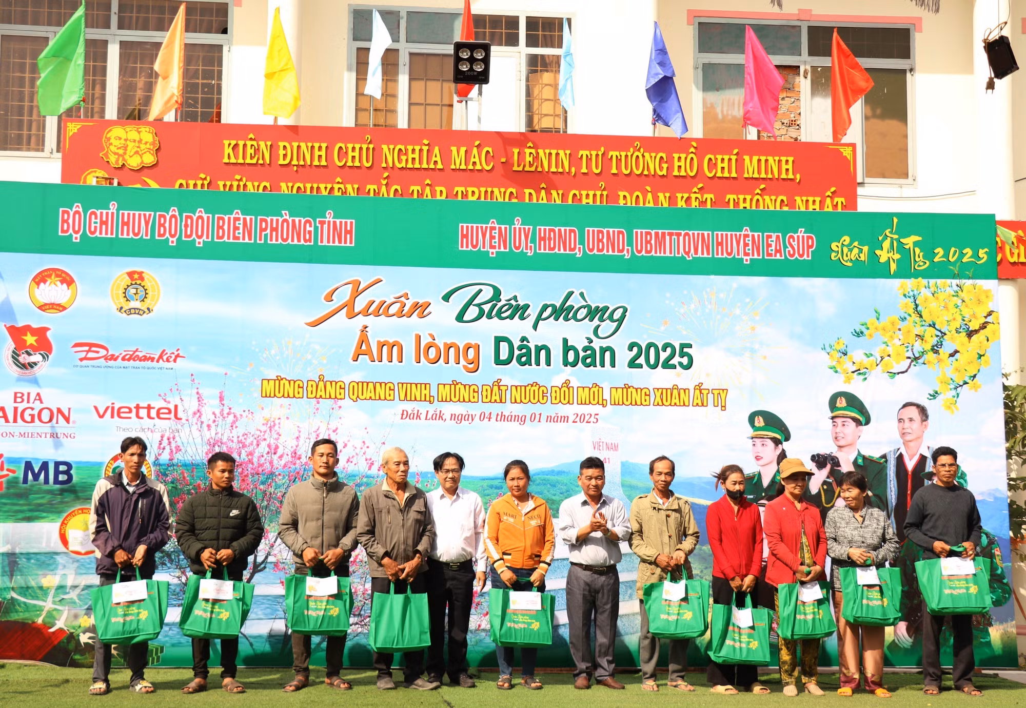 potal-xuan-bien-phong-am-long-dan-ban-tai-dak-lak-7789974.jpg