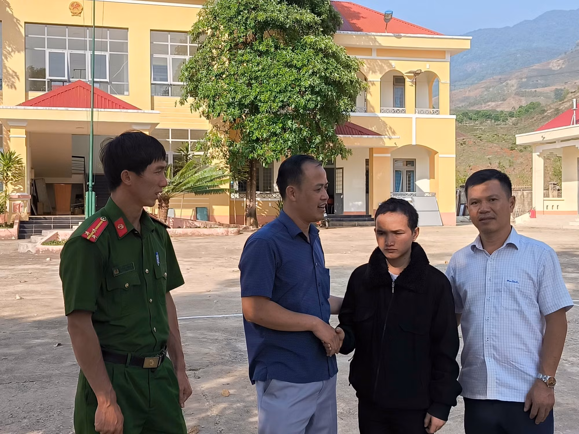 potal-kon-tum-ho-tro-3-thanh-nien-bi-lua-sang-campuchia-tro-ve-nha-an-toan-7931026.jpg