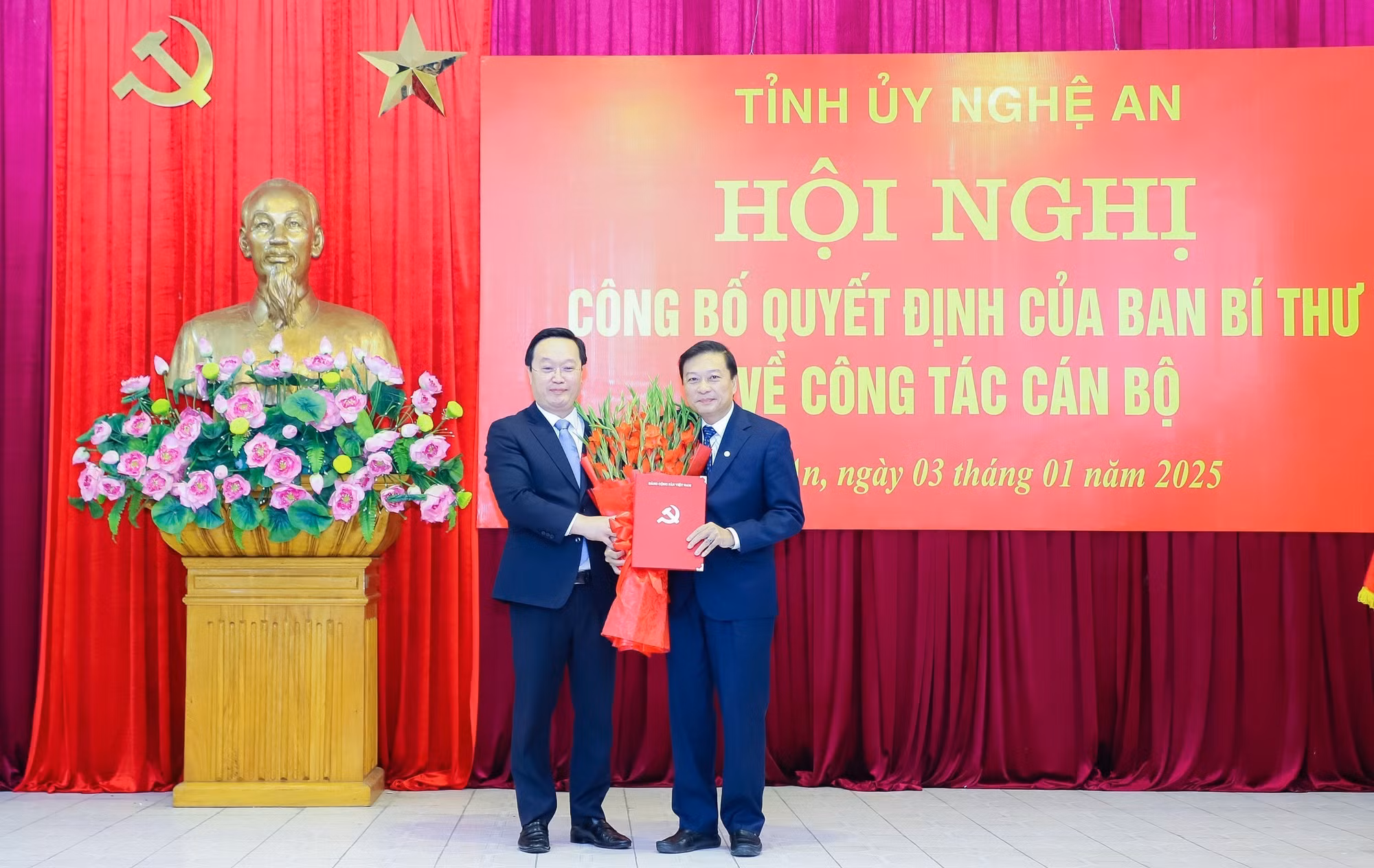potal-cong-bo-va-trao-quyet-dinh-chuan-y-pho-bi-thu-tinh-uy-nghe-an-7788607.jpg