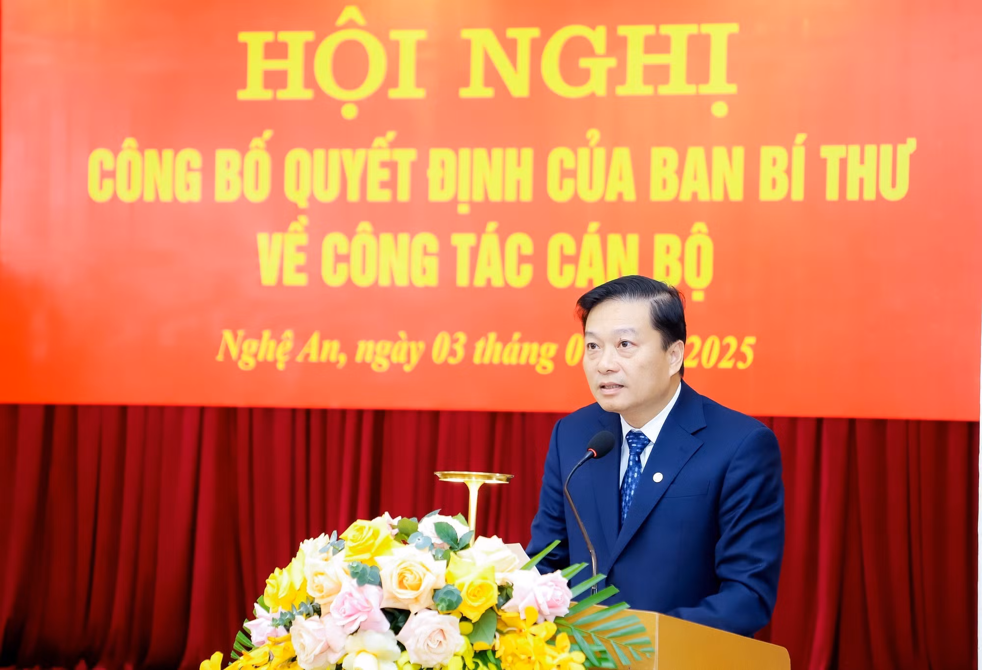 potal-cong-bo-va-trao-quyet-dinh-chuan-y-pho-bi-thu-tinh-uy-nghe-an-7788608.jpg