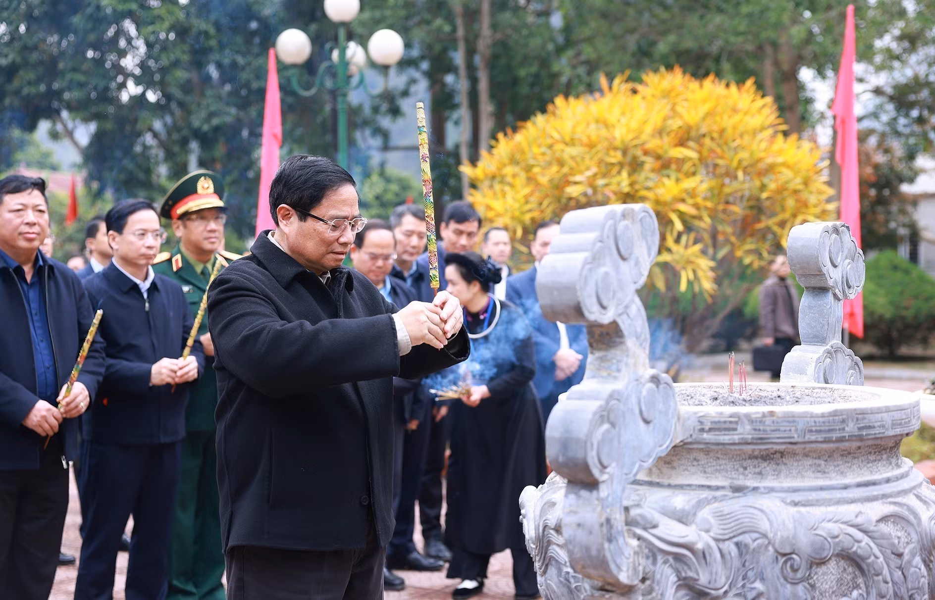 potal-thu-tuong-dang-huong-tuong-nho-chu-tich-ho-chi-minh-tai-khu-di-tich-quoc-gia-dac-biet-o-cao-bang-7835550.jpg