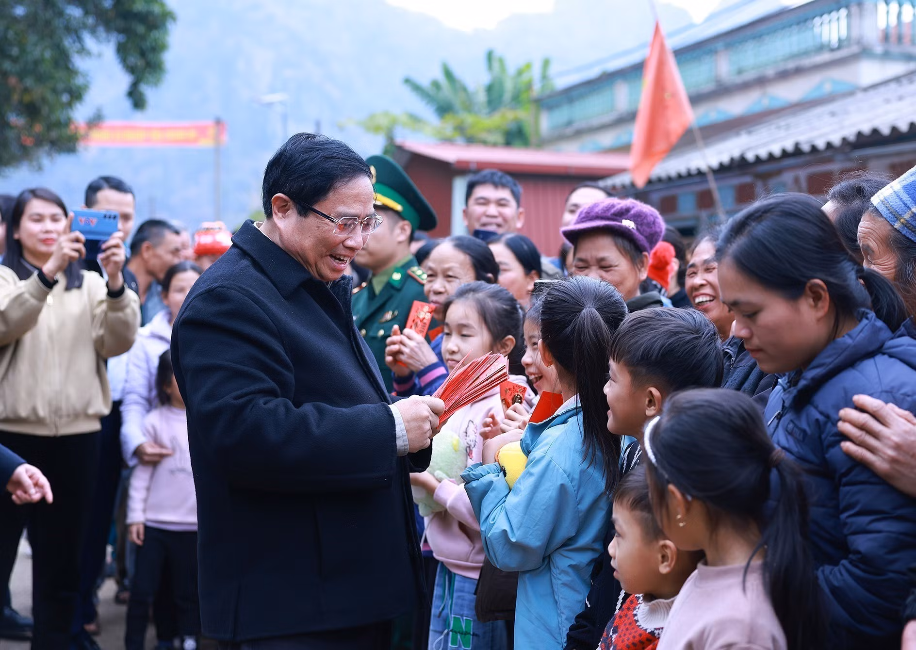 potal-thu-tuong-dang-huong-tuong-nho-chu-tich-ho-chi-minh-tai-khu-di-tich-quoc-gia-dac-biet-7835554.jpg
