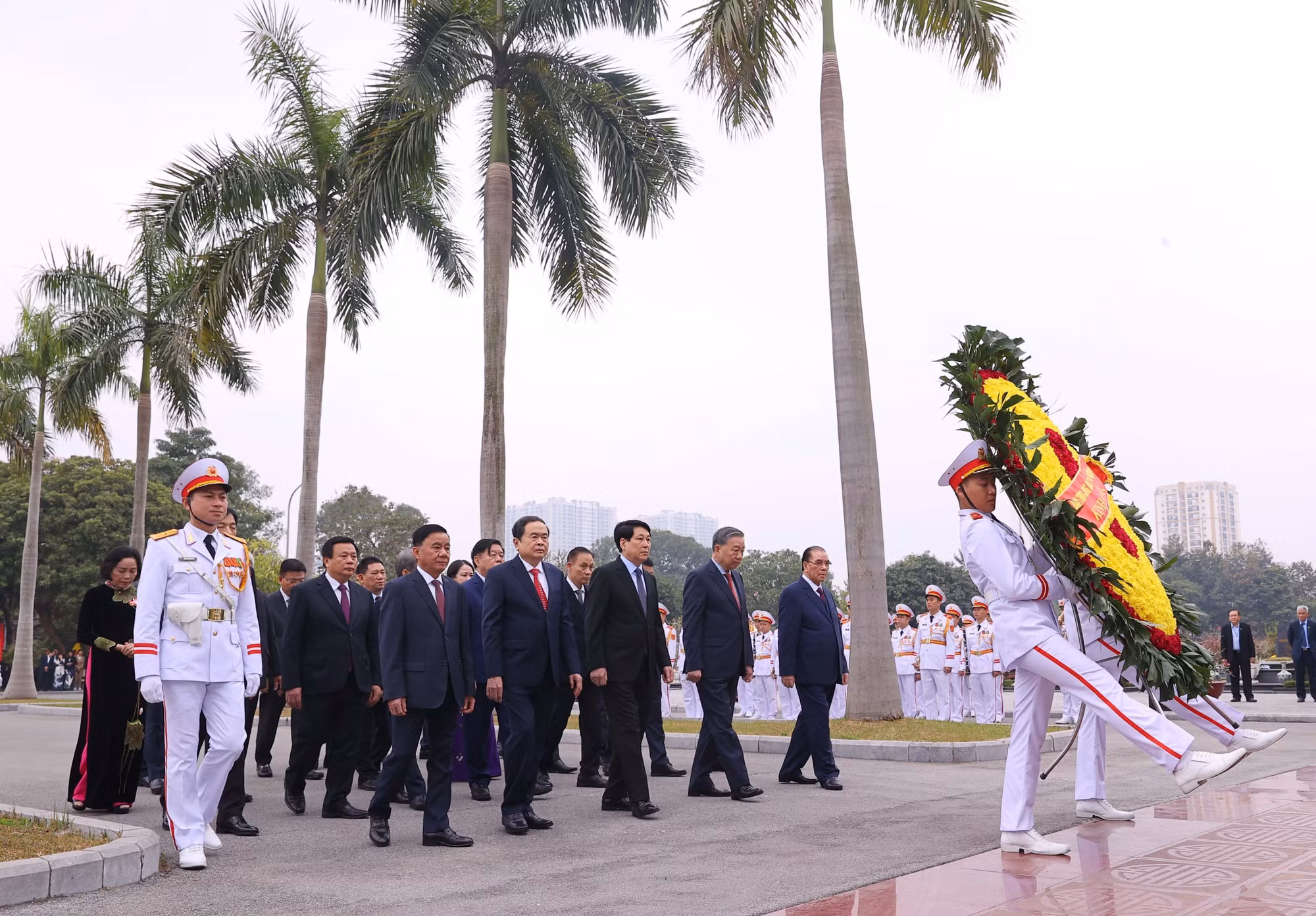 potal-lanh-dao-dang-nha-nuoc-va-tp-ha-noi-dang-huong-tuong-niem-tai-nghia-trang-mai-dich-7823013.jpg
