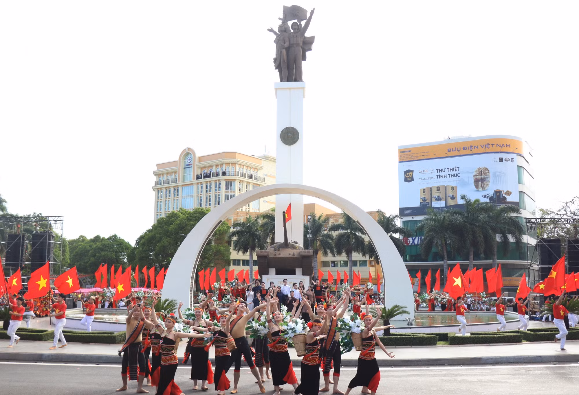 potal-trong-anh-le-hoi-duong-pho-thu-hut-hang-ngan-nhan-dan-va-du-khach-tham-du-anh-tuan-anh-ttxvn-7904981.jpg