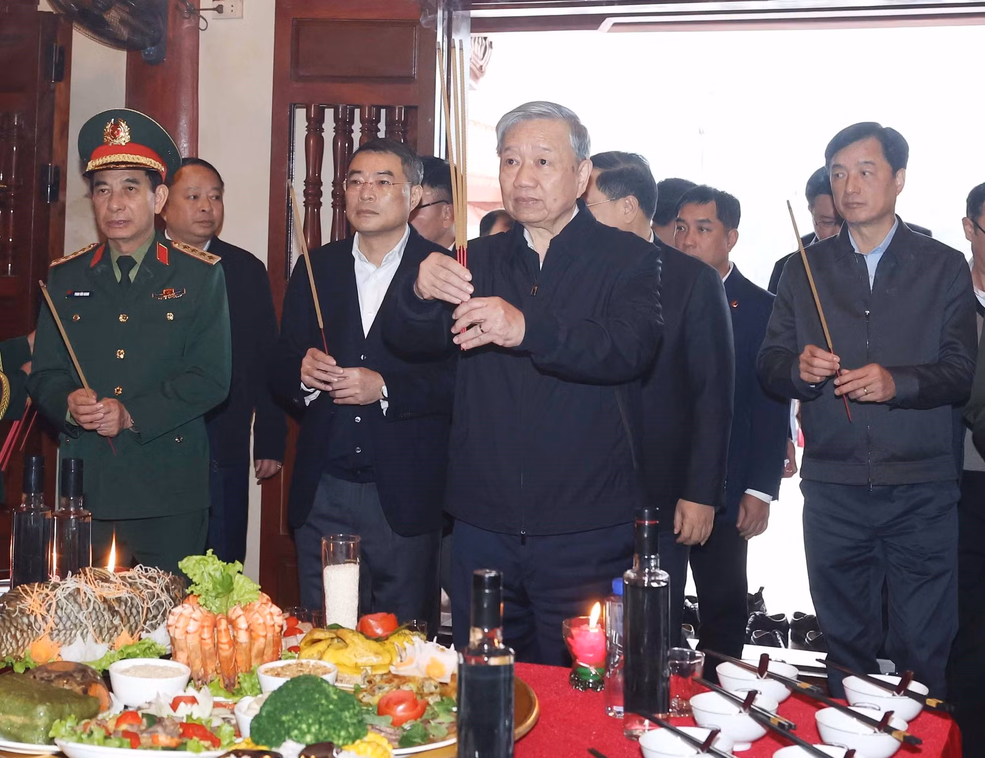 potal-tong-bi-thu-dang-huong-tuong-niem-anh-hung-liet-si-tai-nghia-trang-liet-si-quoc-gia-vi-xuyen-7841397.jpg