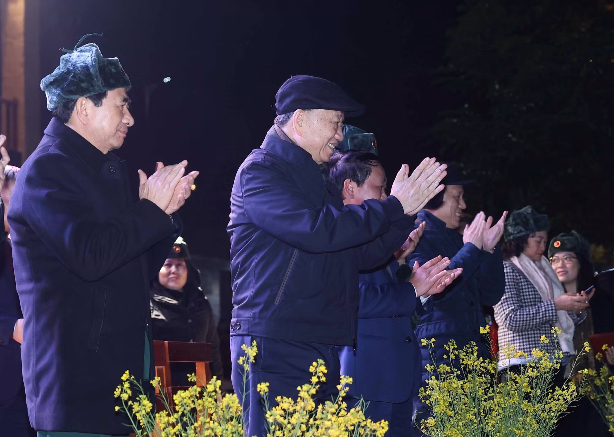 potal-tong-bi-thu-tang-qua-cho-gia-dinh-chinh-sach-tai-ha-giang-7841845.jpg