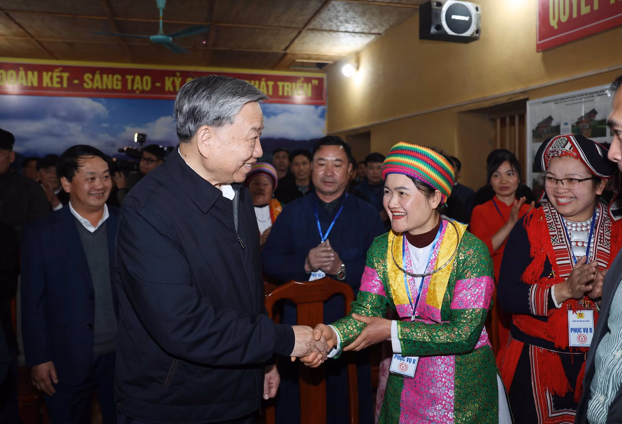 potal-tong-bi-thu-to-lam-va-doan-cong-tac-tham-tang-qua-cho-nhan-dan-cac-dan-toc-huyen-quan-ba-7841622.jpg