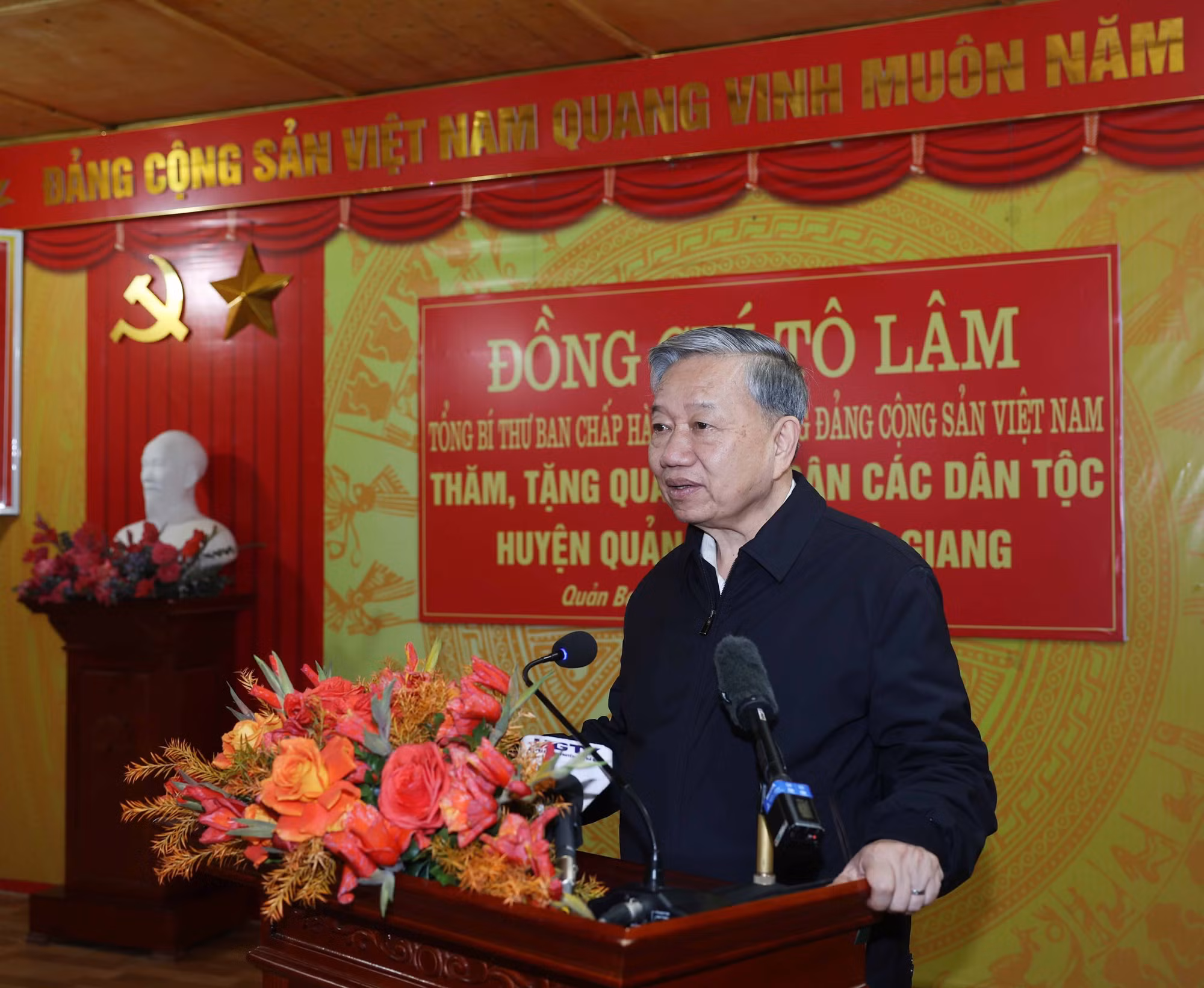 potal-tong-bi-thu-to-lam-va-doan-cong-tac-tham-tang-qua-cho-nhan-dan-cac-dan-toc-huyen-quan-ba-7841627.jpg