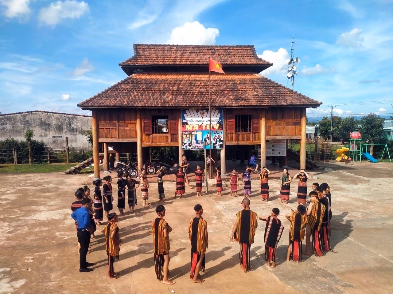 potal-bao-ton-khong-gian-nha-rong-truyen-thong-tai-kon-tum-7797787.jpg