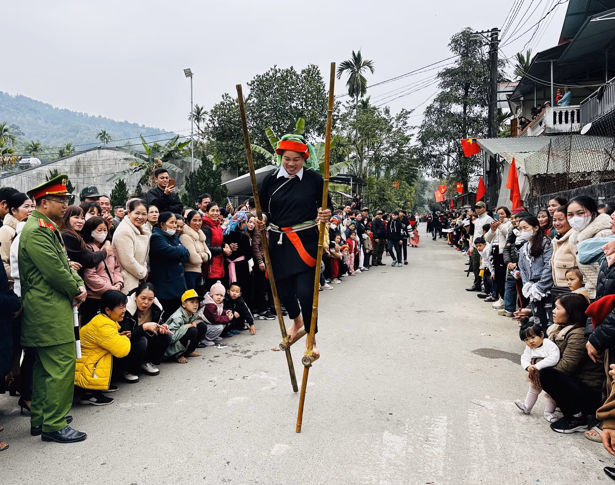 potal-tung-bung-khong-khi-le-hoi-long-tong-ha-giang-7852153.jpg