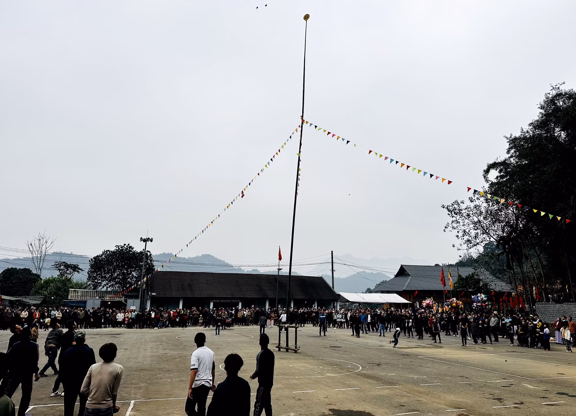 potal-tung-bung-khong-khi-le-hoi-long-tong-ha-giang-7852160.jpg