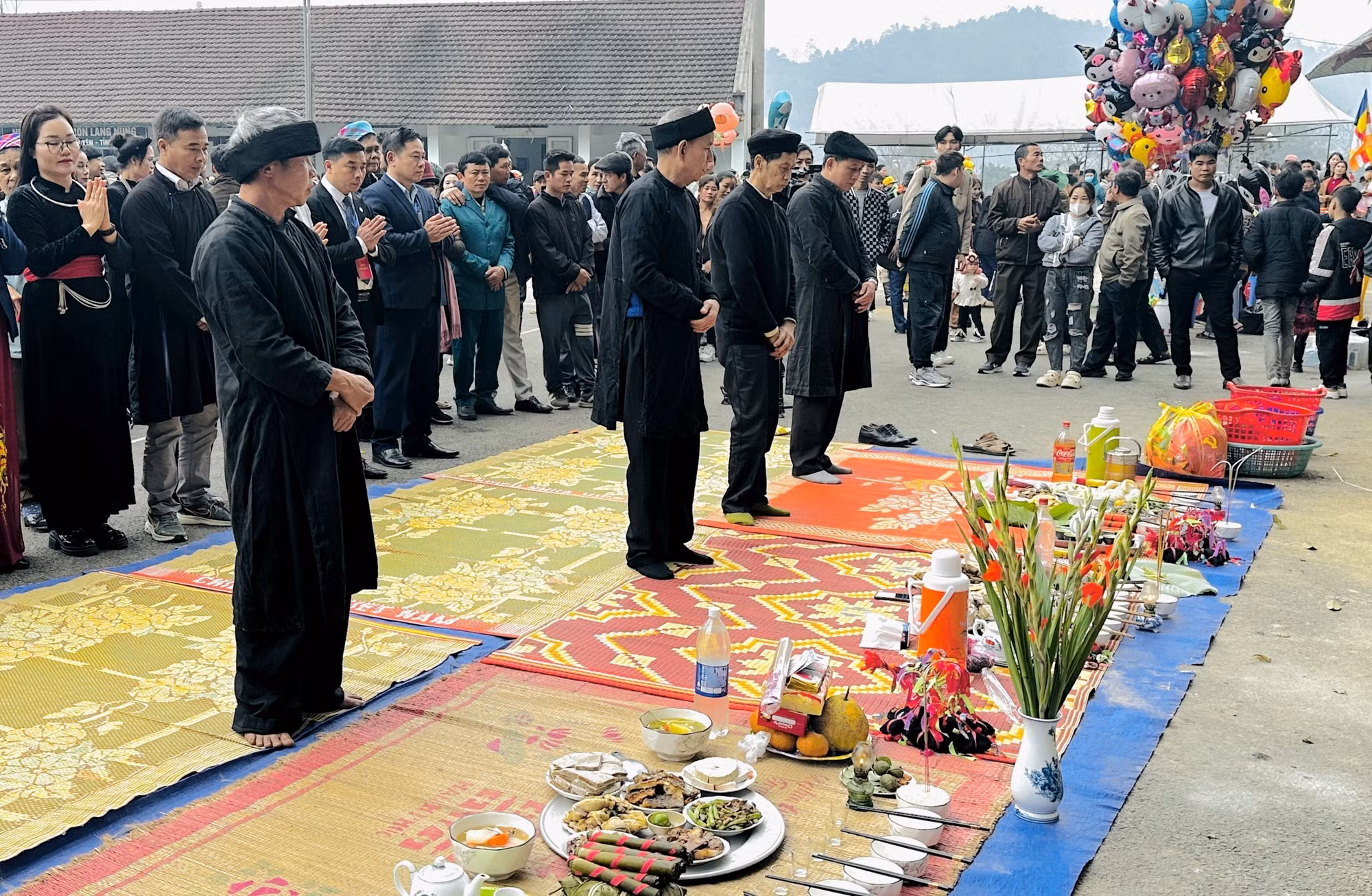 potal-tung-bung-khong-khi-le-hoi-long-tong-ha-giang-7852145.jpg