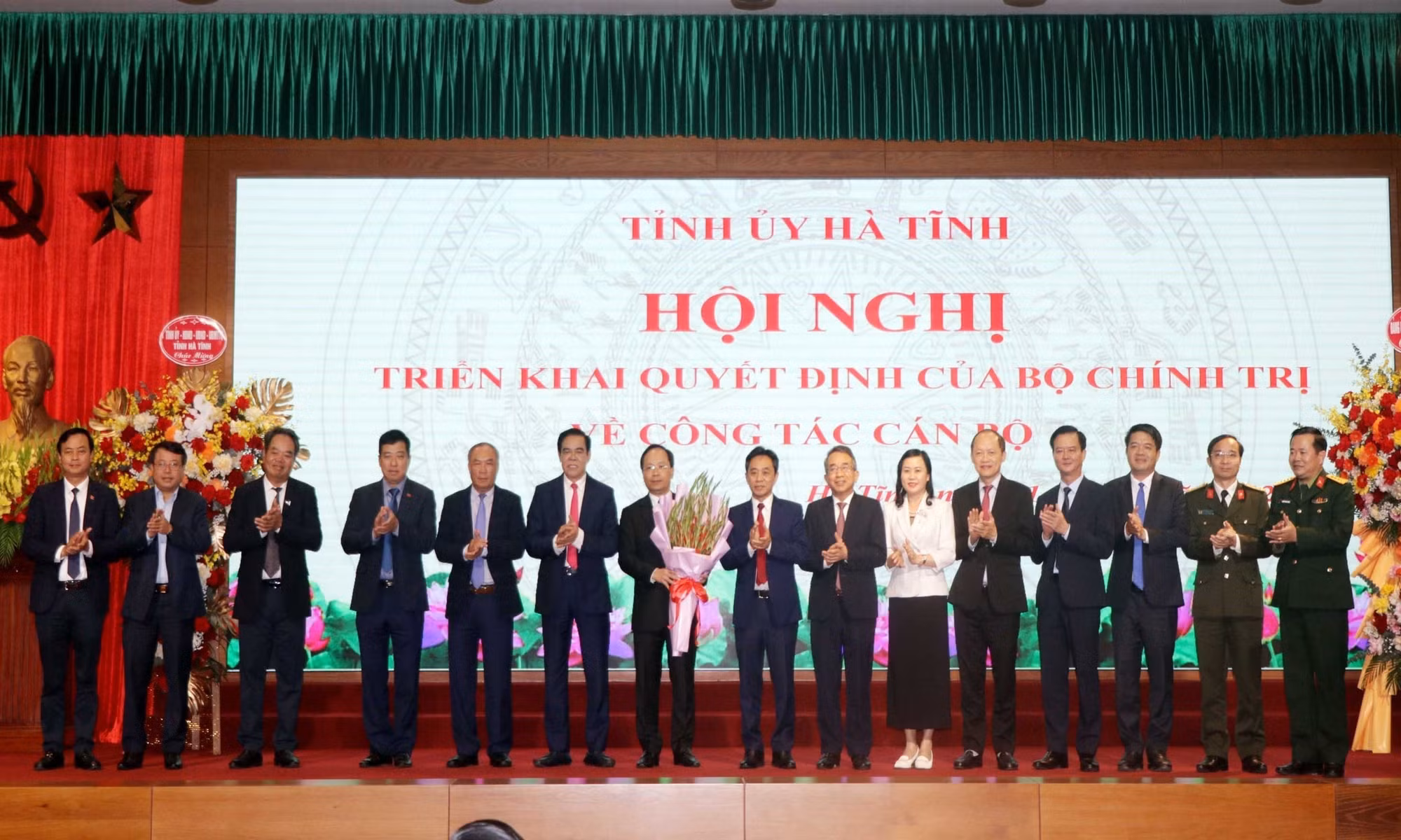 potal-ha-tinh-hoi-nghi-cong-bo-tan-bi-thu-tinh-uy-7881834.jpg