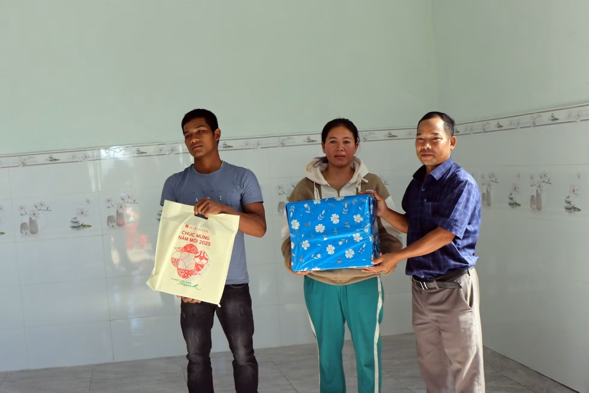 potal-huyen-sa-thay-kon-tum-phan-dau-hoan-thanh-xoa-nha-tam-nha-dot-nat-trong-nam-2025-7824555.jpg